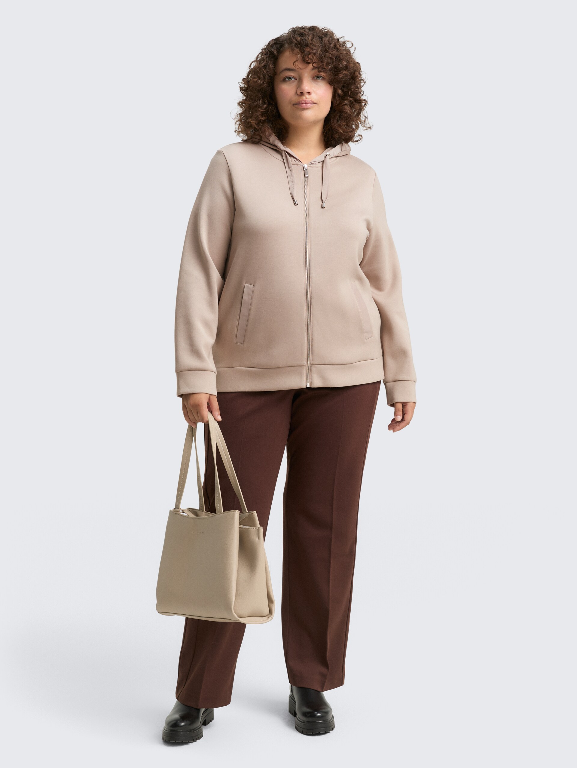 Plus Size - Hoodie Sweatjacke aus Scuba - soft taupe grey - Model-Vorderansicht