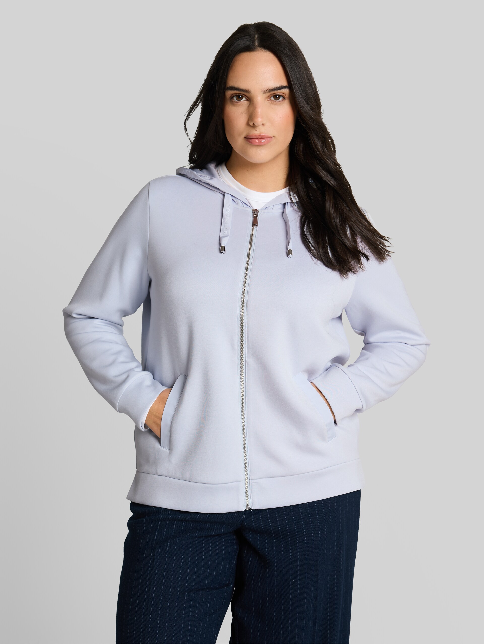 Plus Size - Sweat à capuche en scuba - soft dusty blue - Découpe Vue de face du modèle
