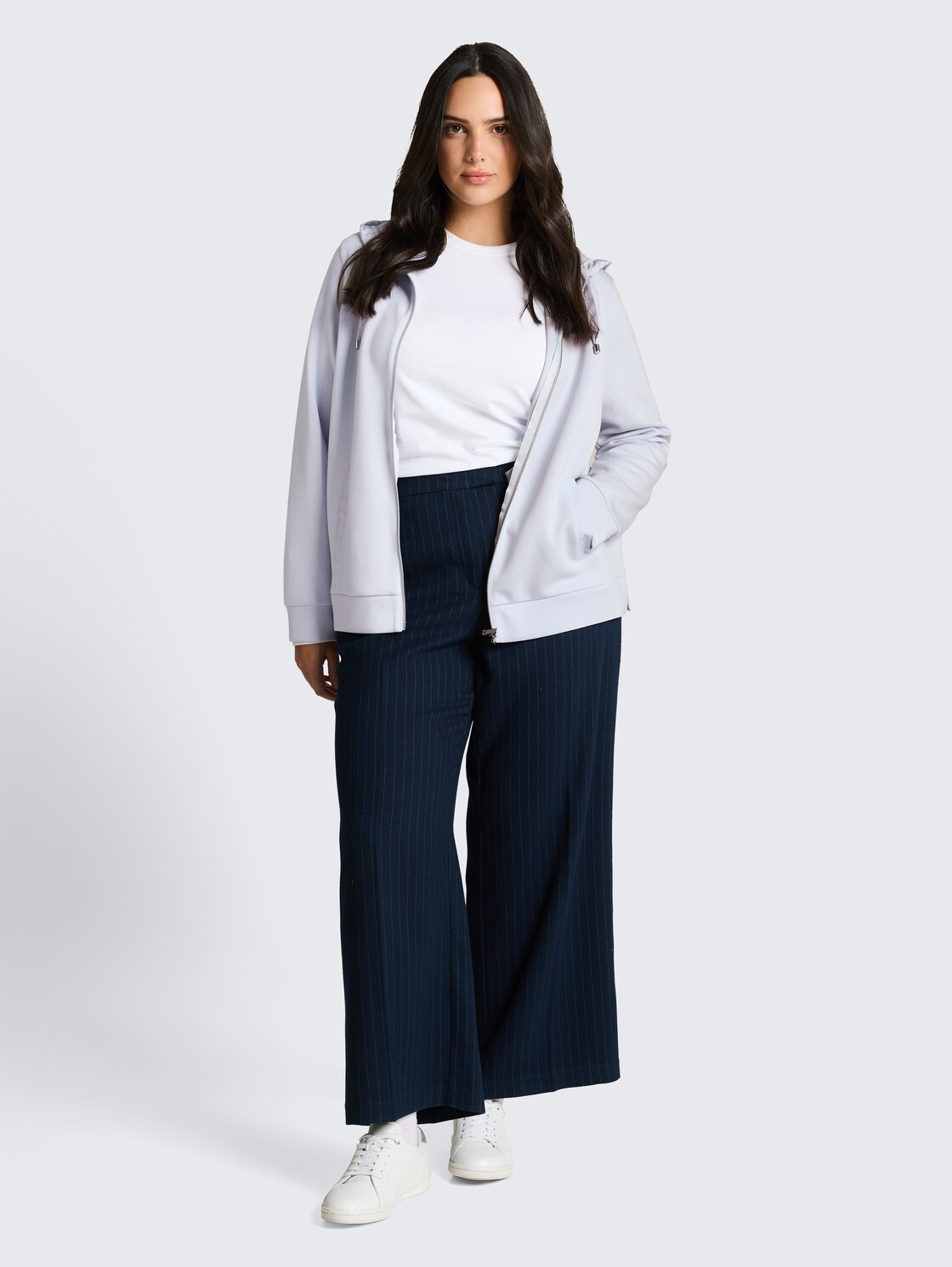 Plus Size - Hoodie Sweatjacke aus Scuba - soft dusty blue - Model-Vorderansicht