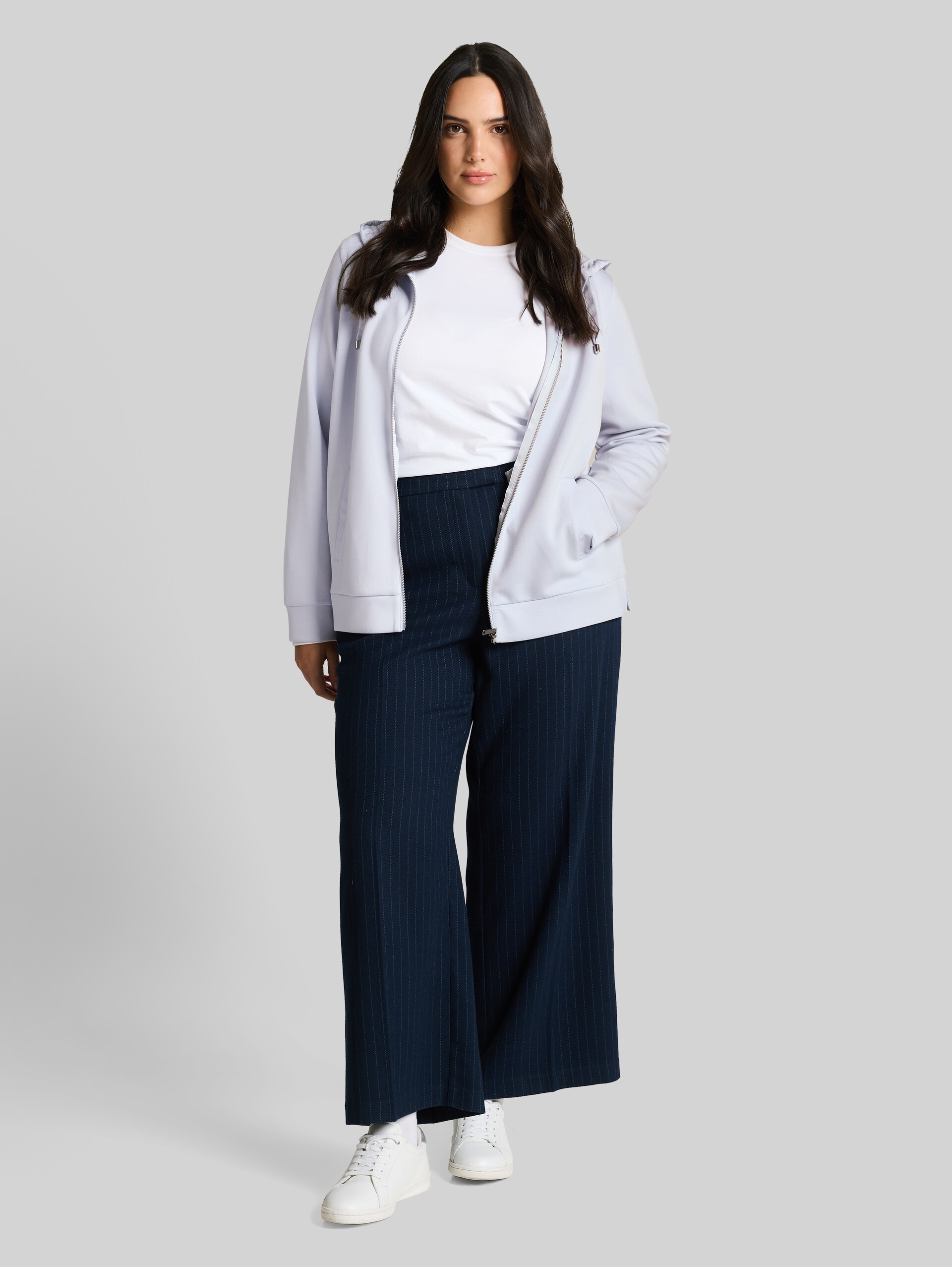 Plus Size - Sweat à capuche en scuba - soft dusty blue - Vue de face du modèle