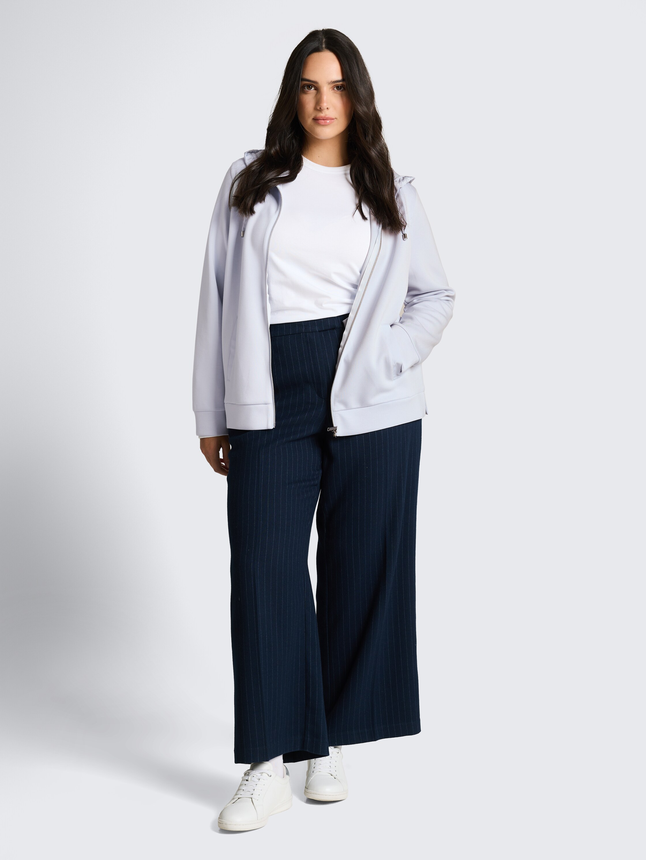 Plus Size - Hoodie Sweatjacke aus Scuba - soft dusty blue - Model-Vorderansicht