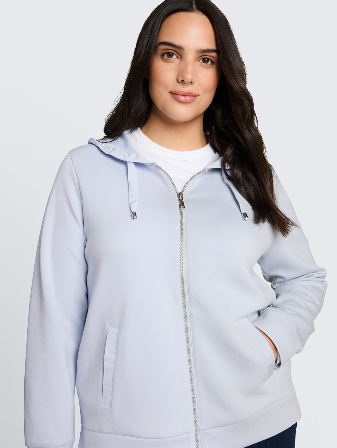 Plus Size - Hoodie Sweatjacke aus Scuba - soft dusty blue - Detail-Model-Ansicht