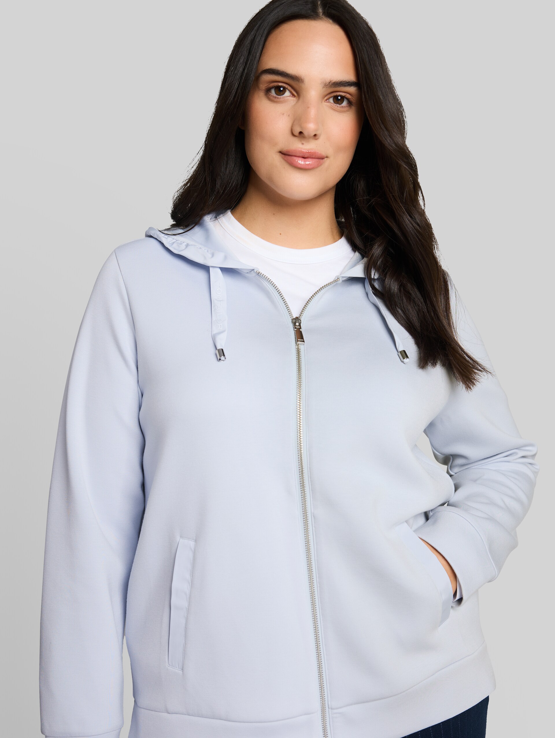 Plus Size - Sweat à capuche en scuba - soft dusty blue - Vue détaillée du modèle