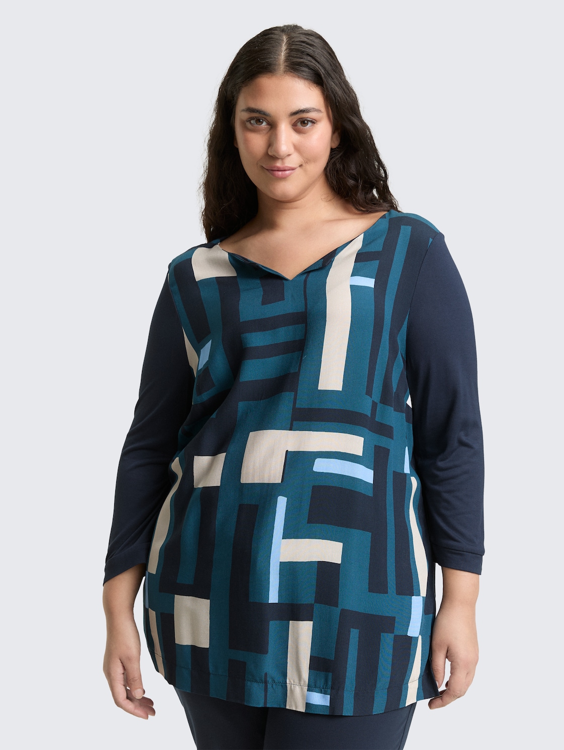 Plus Size - Langarmshirt im Material-Mix - Lunar Eclipse - Ausschnitt Model-Vorderansicht