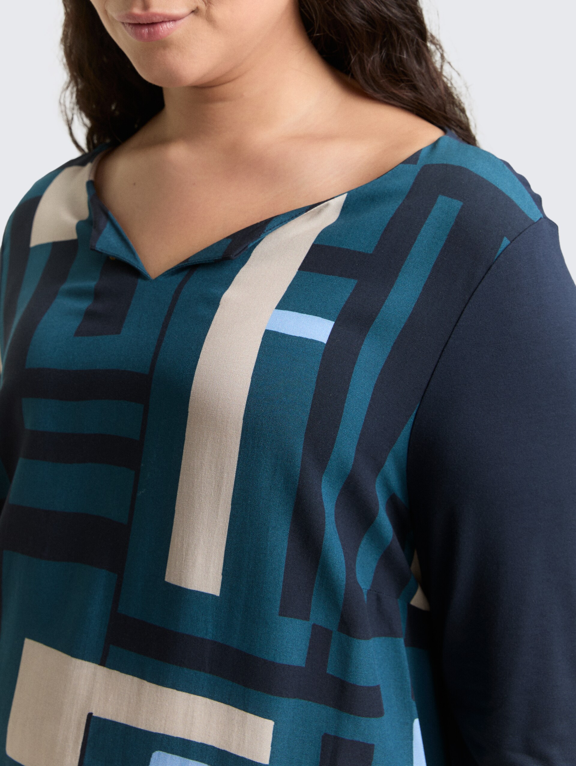 Plus Size - Langarmshirt im Material-Mix - Lunar Eclipse - Detail-Model-Ansicht