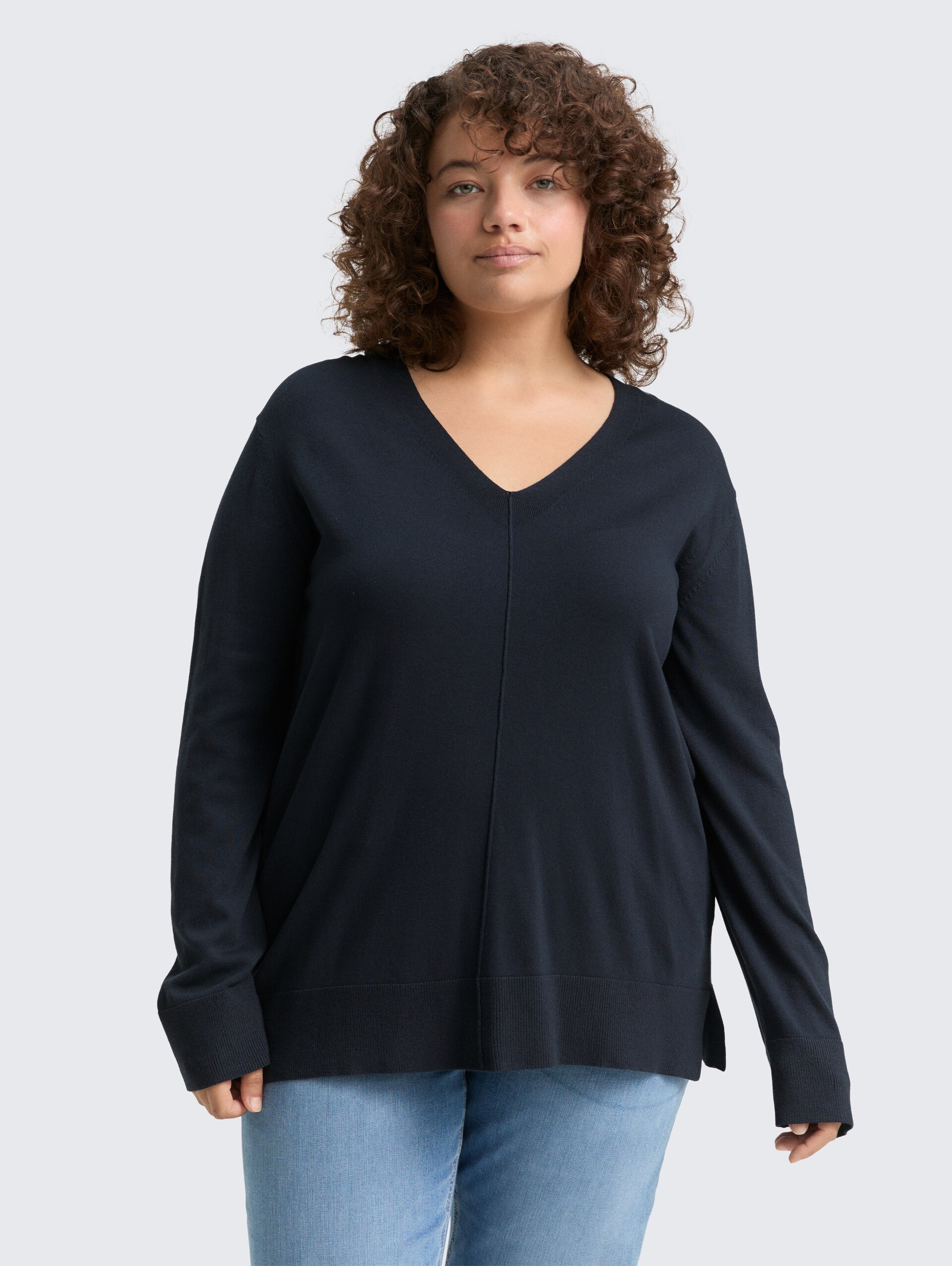Plus Size - Loose Fit Strickpullover - Lunar Eclipse - Ausschnitt Model-Vorderansicht