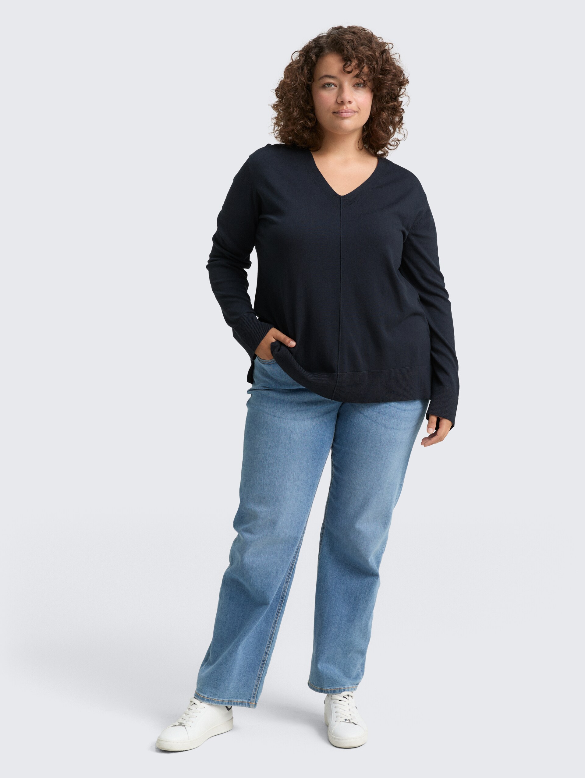 Plus Size - Loose Fit Strickpullover - Lunar Eclipse - Model-Vorderansicht