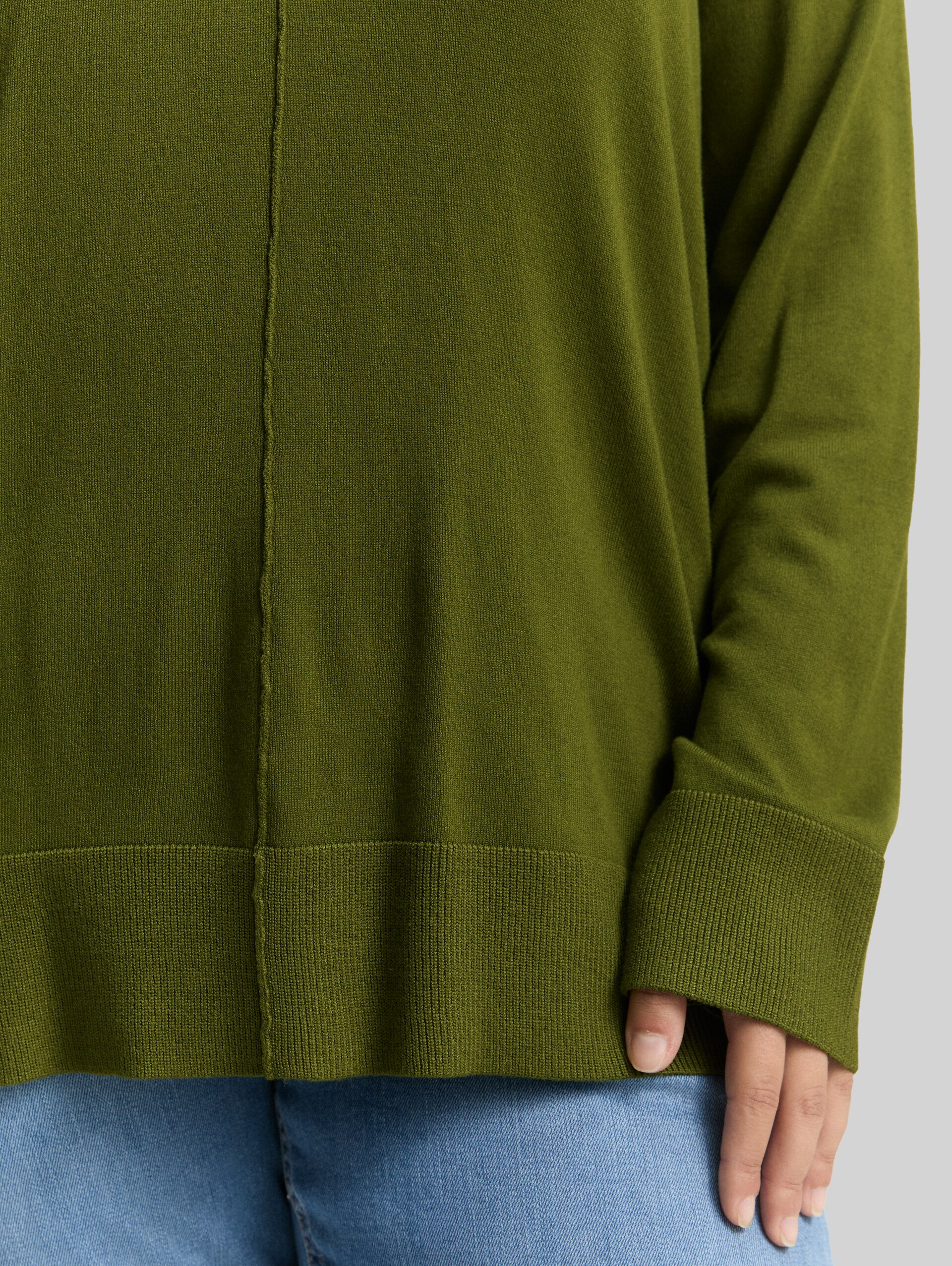 Plus Size - Loose Fit Strickpullover - deep ivy green - Detail-Model-Ansicht