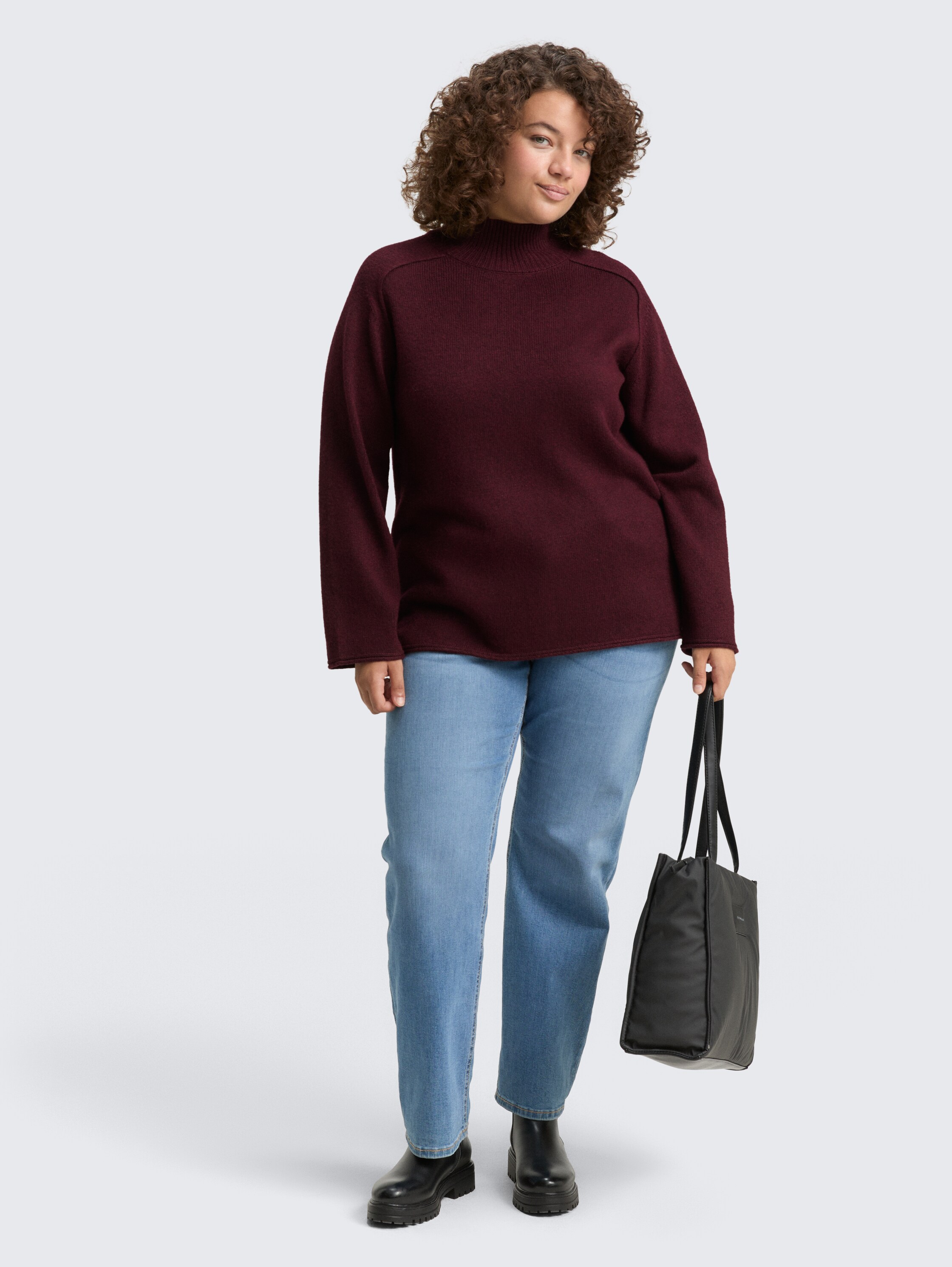 Plus Size - Loose Fit Strickpullover mit Stehkragen - Dark Red Mélange - Model-Vorderansicht