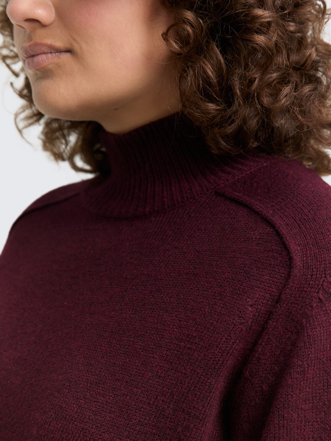 Plus Size - Loose Fit Strickpullover mit Stehkragen - Dark Red Mélange - Detail-Model-Ansicht