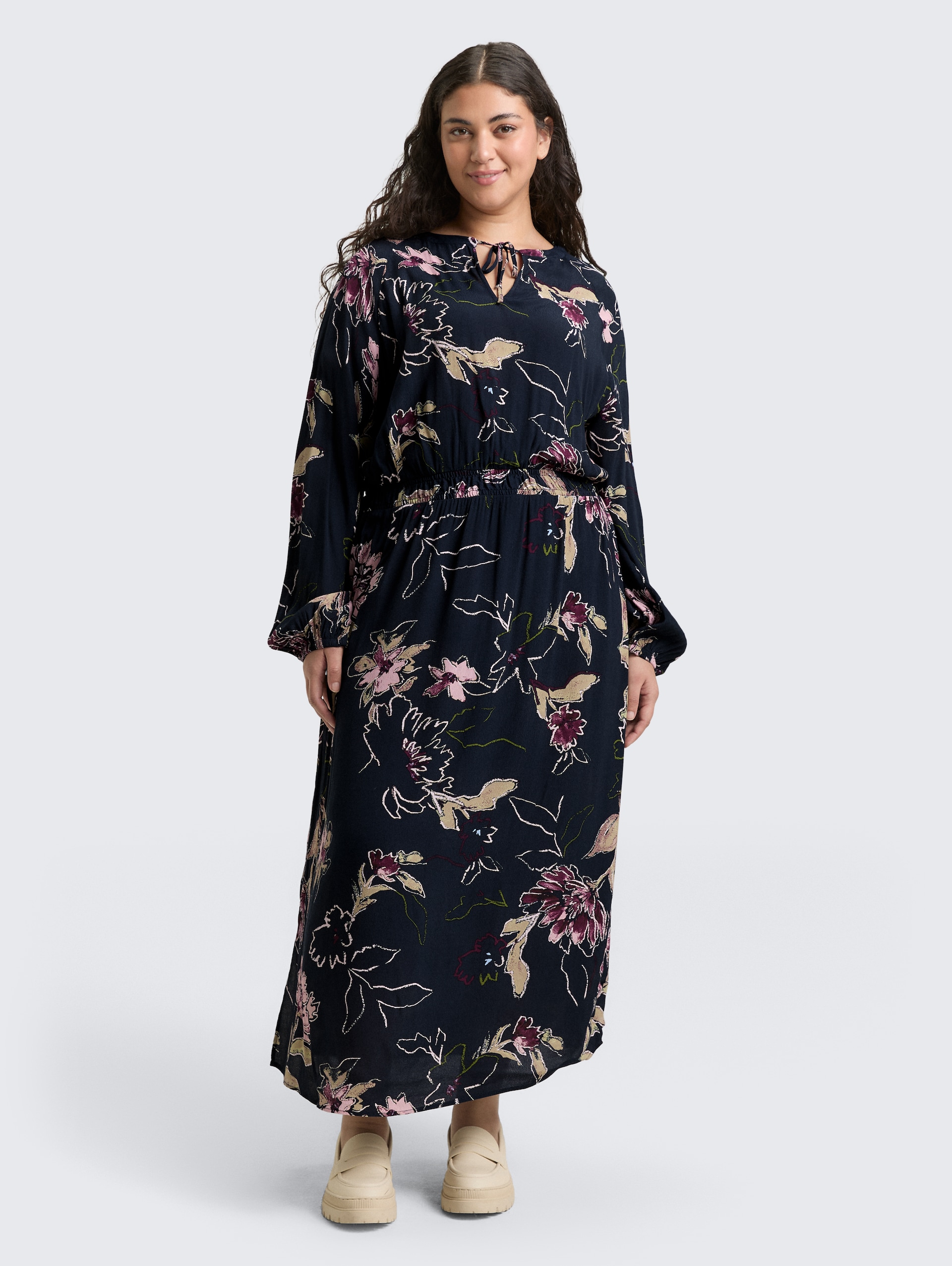 Plus Size - Maxi-Kleid mit Blumenmuster - big flower design - Model-Vorderansicht