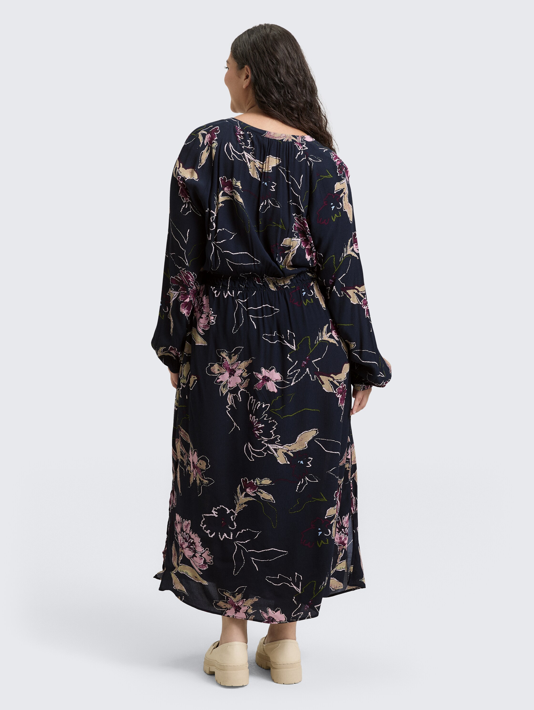 Plus Size - Maxi-Kleid mit Blumenmuster - big flower design - Model-Rückansicht