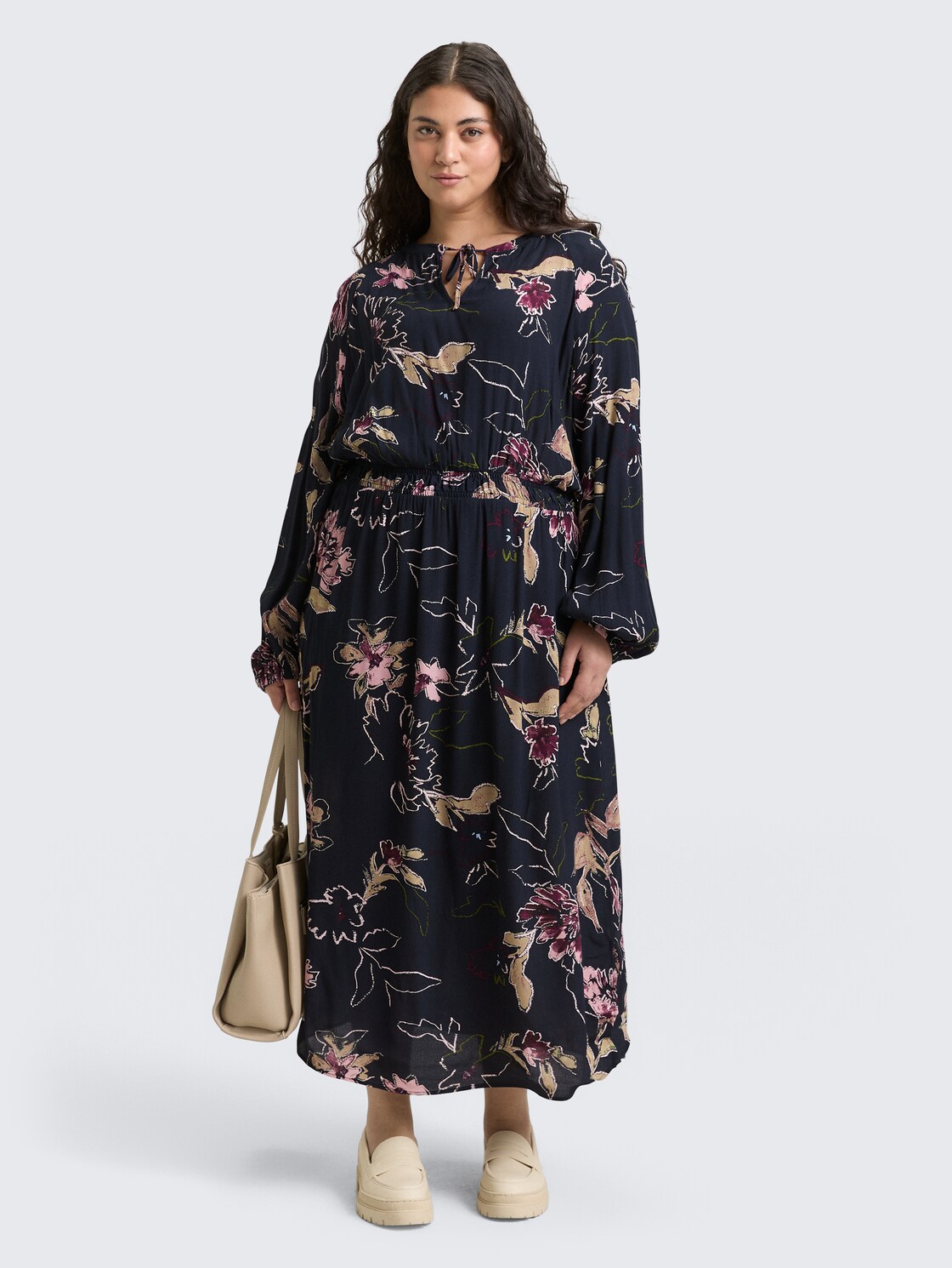 Plus Size - Maxi-Kleid mit Blumenmuster - big flower design - seitliche Model-Ansicht