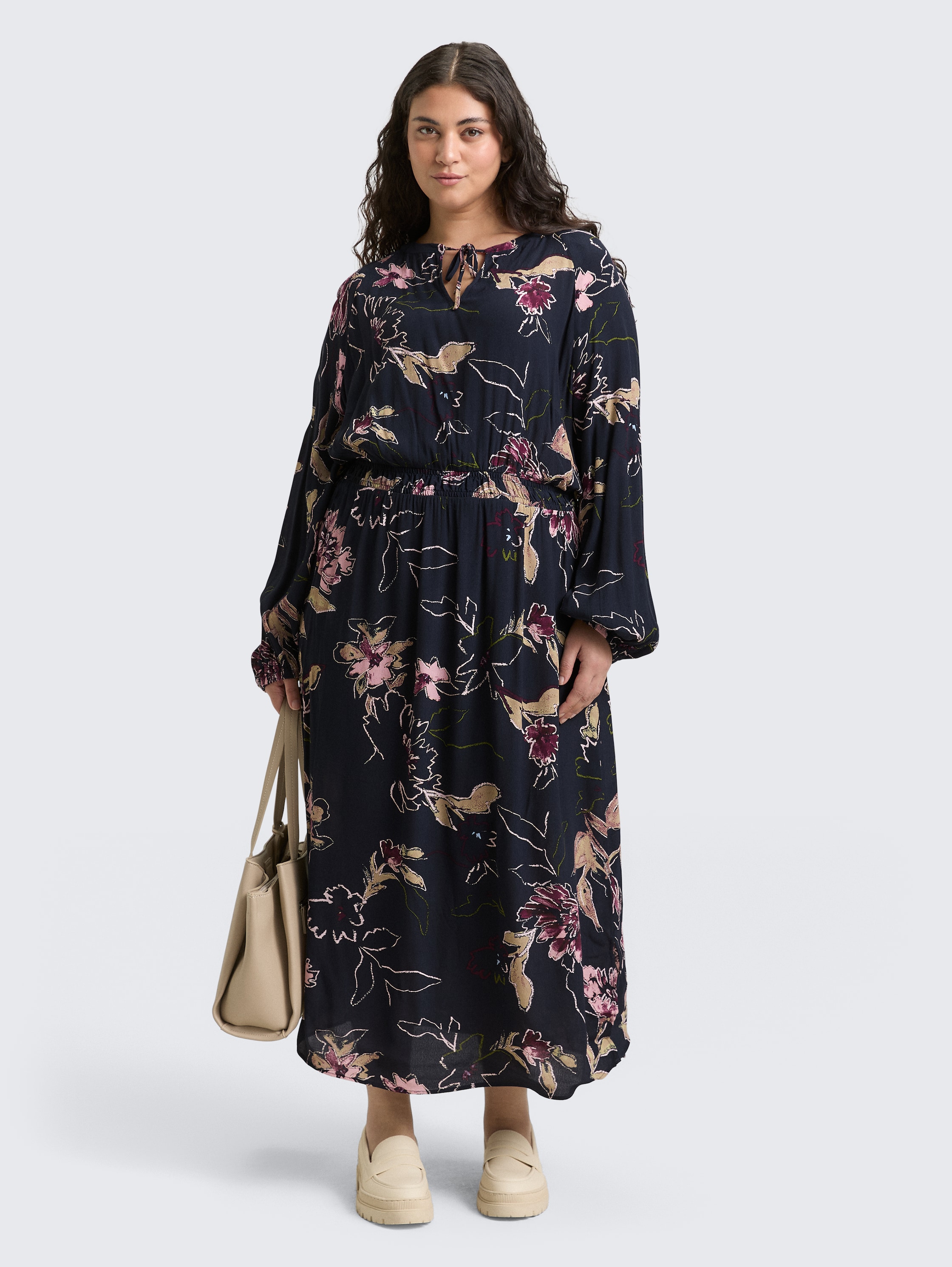 Plus Size - Maxi-Kleid mit Blumenmuster - big flower design - seitliche Model-Ansicht