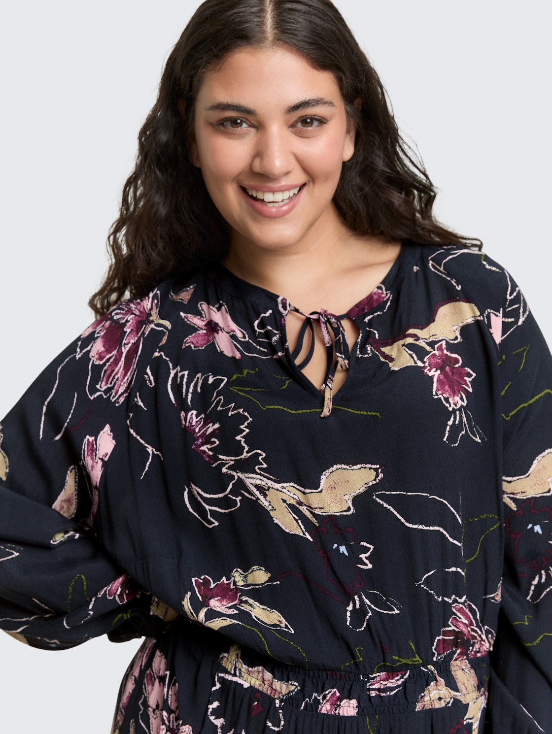 Plus Size - Maxi-Kleid mit Blumenmuster - big flower design - Detail-Model-Ansicht