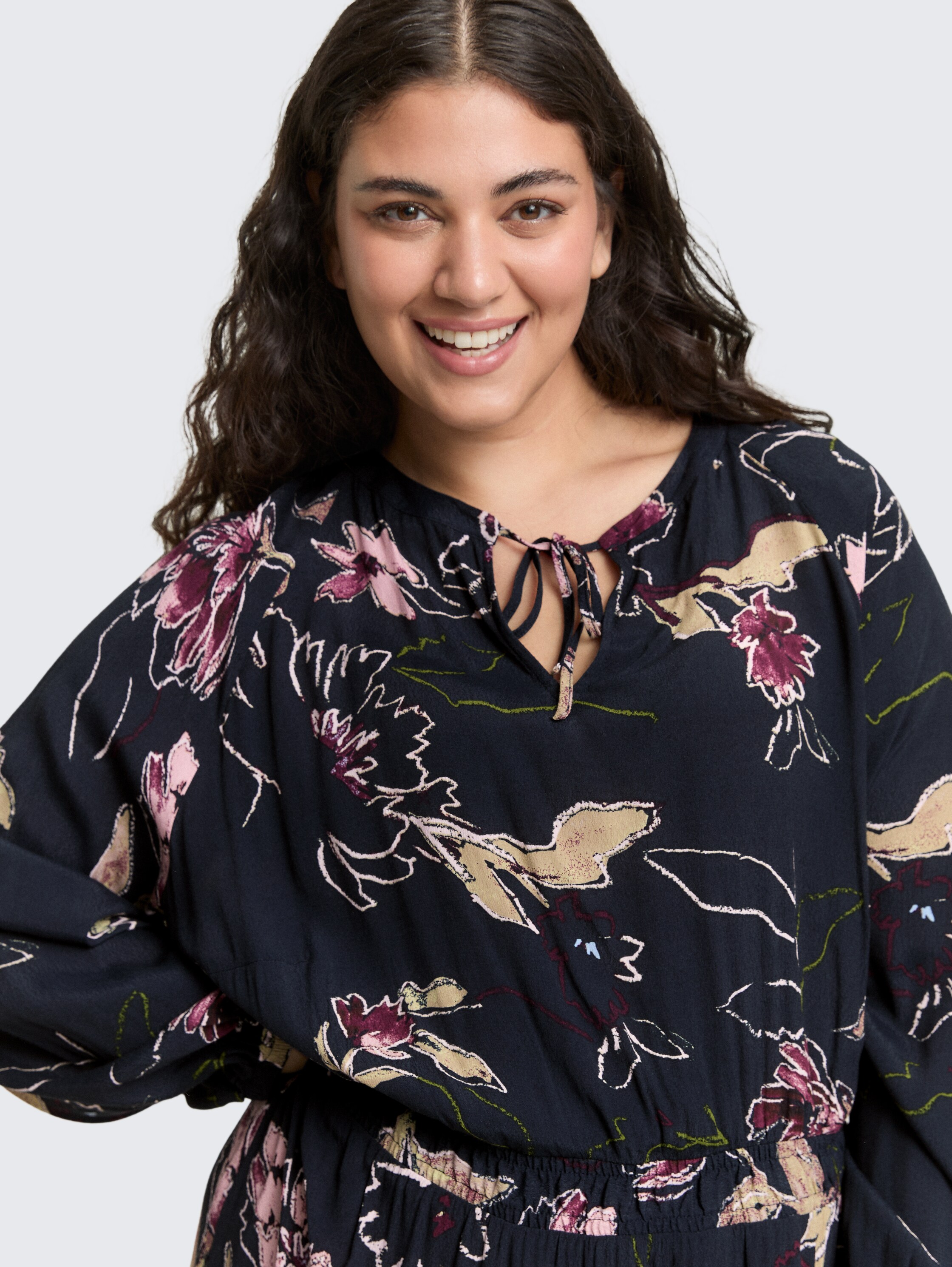 Plus Size - Maxi-Kleid mit Blumenmuster - big flower design - Detail-Model-Ansicht