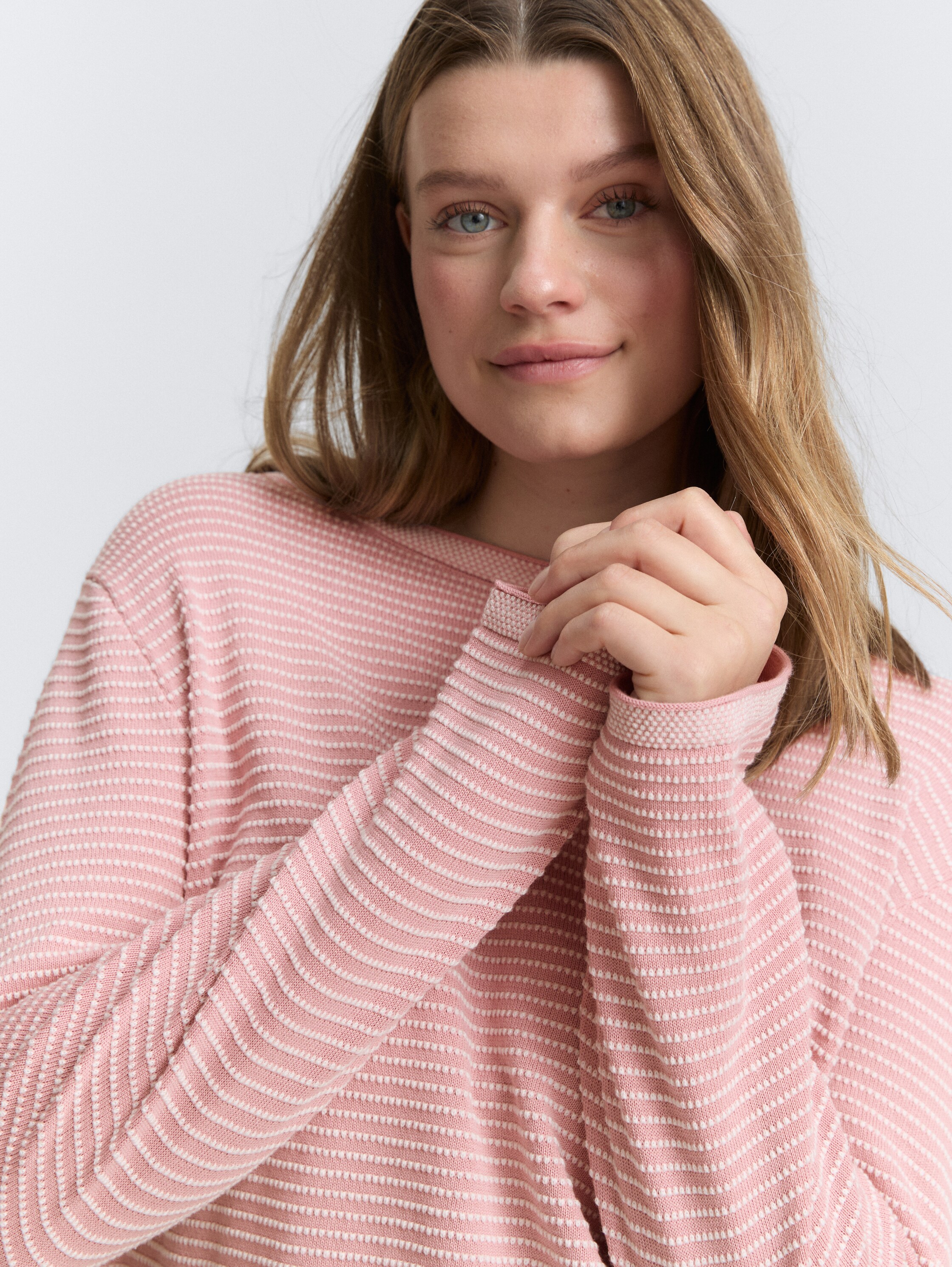 Plus Size - Strickpullover mit U-Boot-Ausschnitt - rose bubble knit stripe - Detail-Model-Ansicht