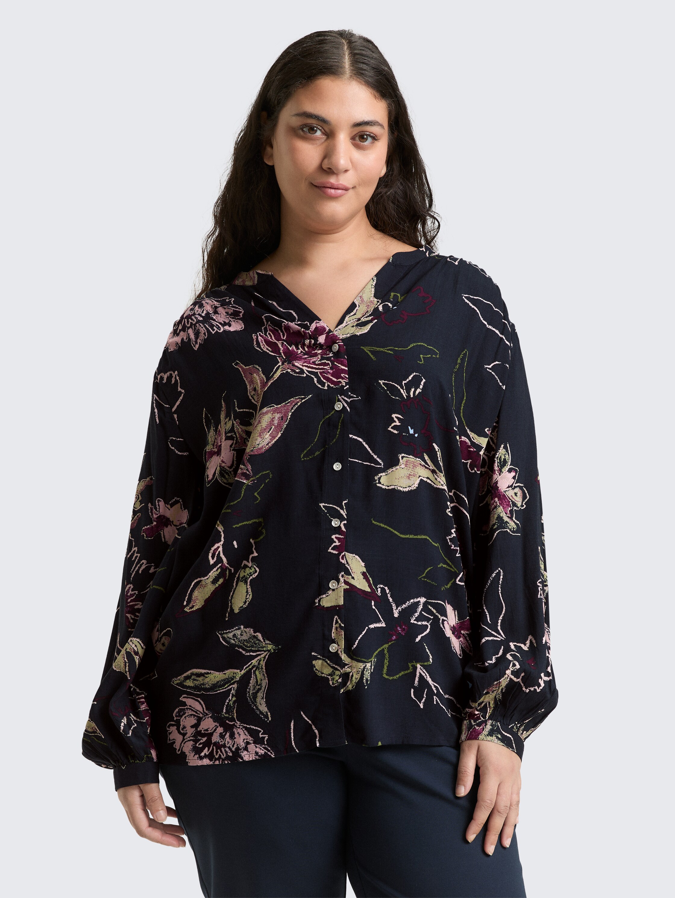 Plus Size - Losvallende blouse met bloemenpatroon - big flower design - Nek model vooraanzicht