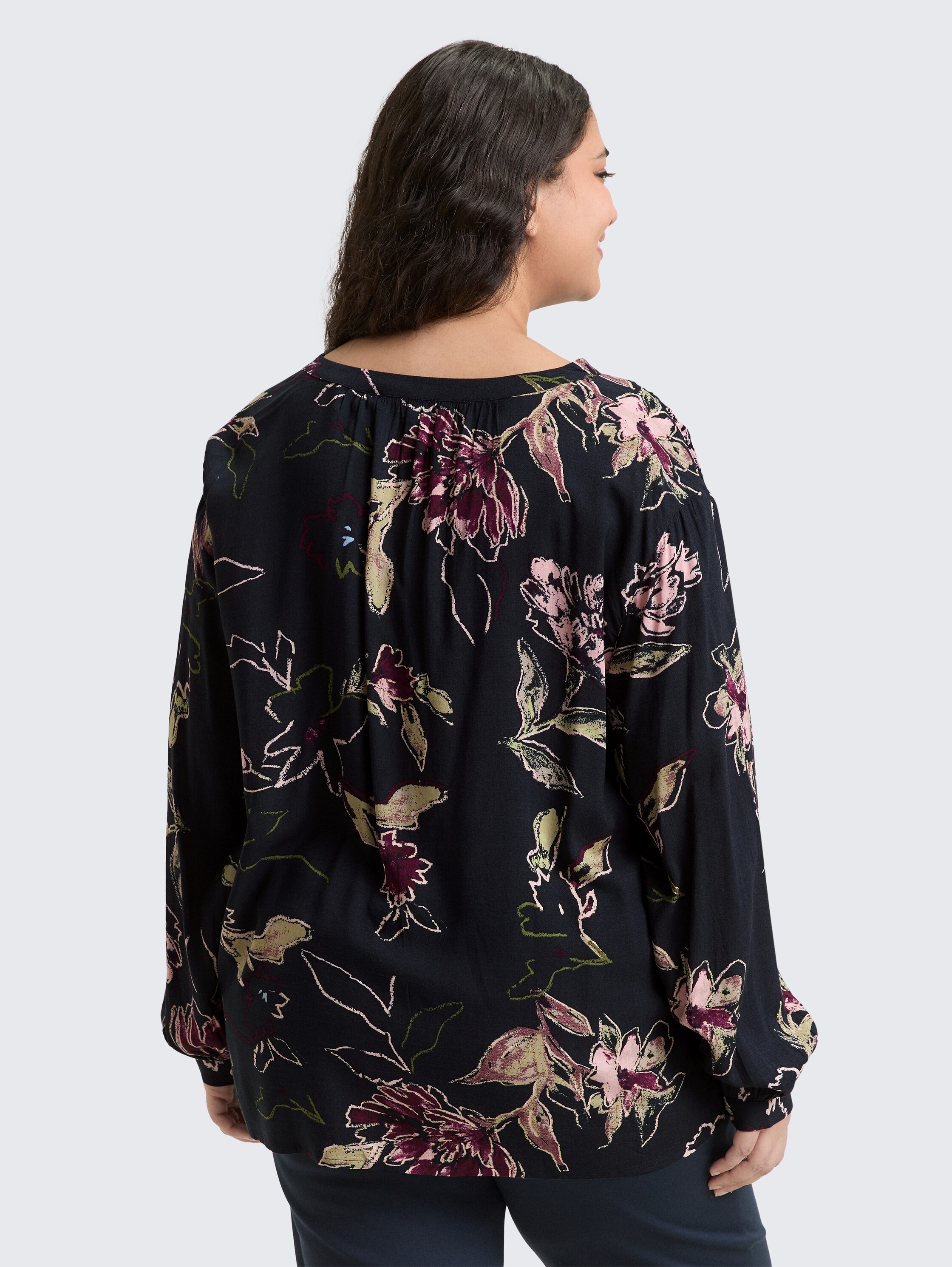 Plus Size - Losvallende blouse met bloemenpatroon - big flower design - Neklijn model-achteraanzicht