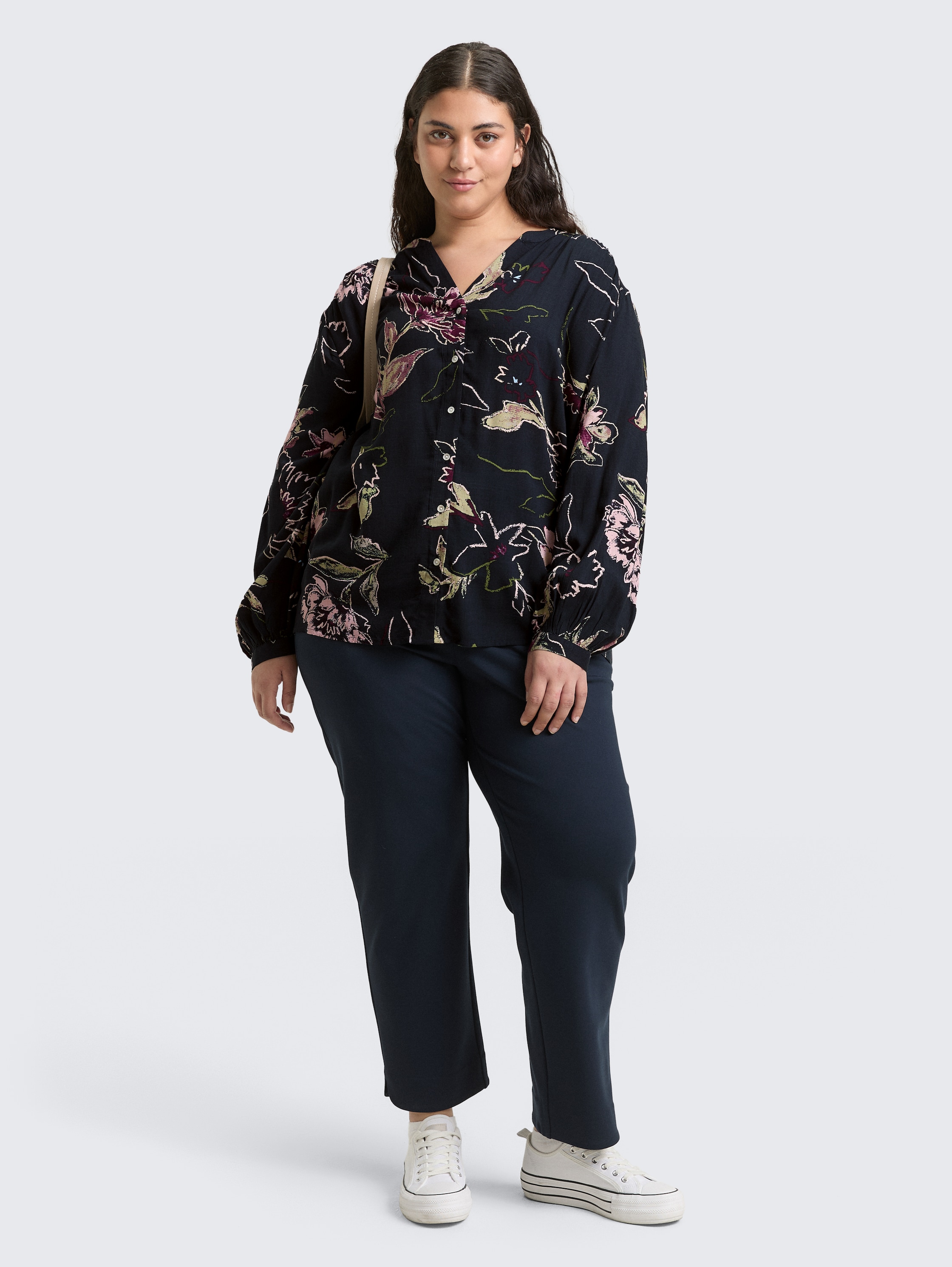 Plus Size - Losvallende blouse met bloemenpatroon - big flower design - Model vooraanzicht