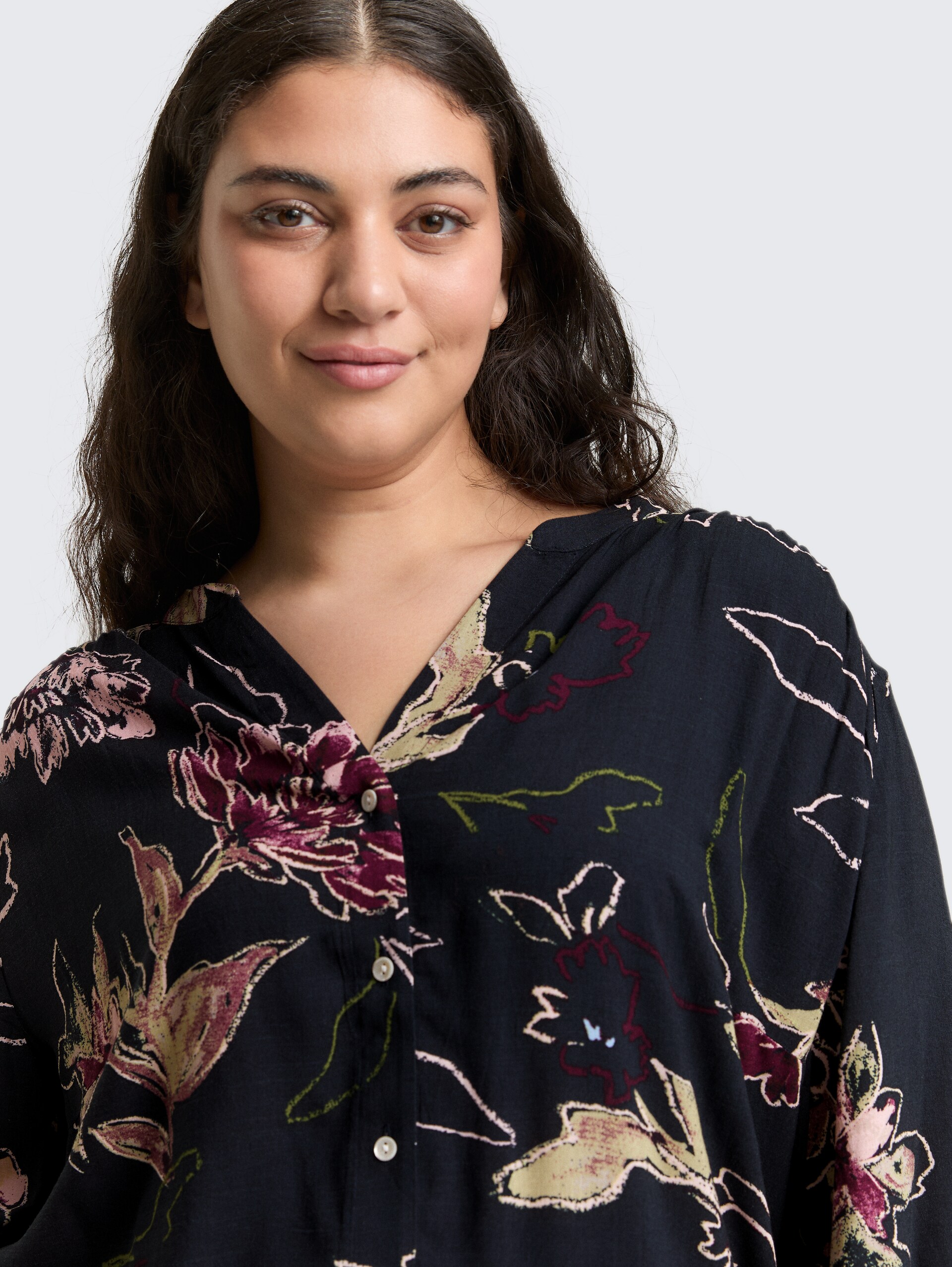 Plus Size - Loose Fit Bluse mit Blumenmuster - big flower design - Detail-Model-Ansicht