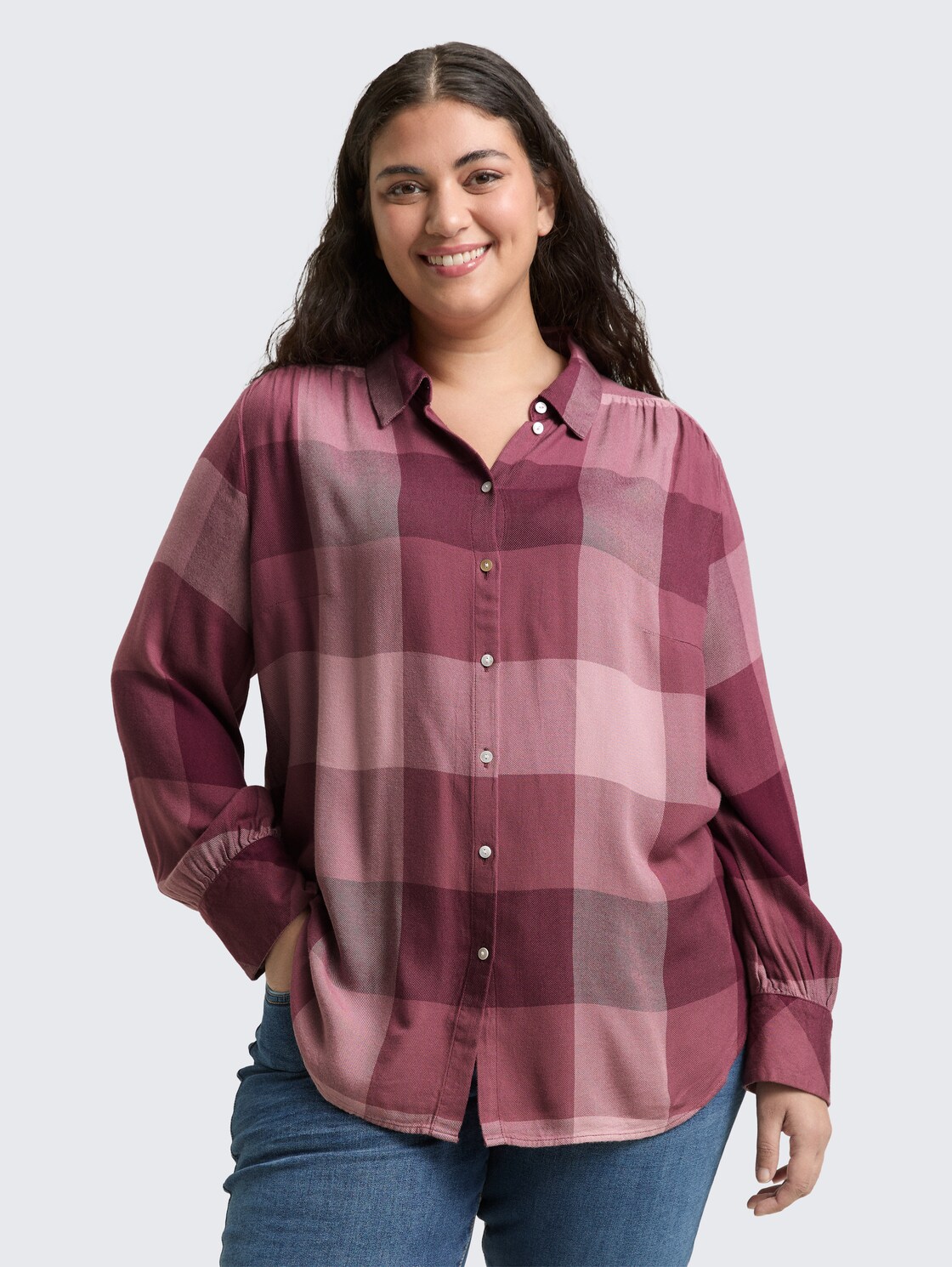 Plus Size - Shirt blouse with checked pattern - berry rose check - Neckline model front view