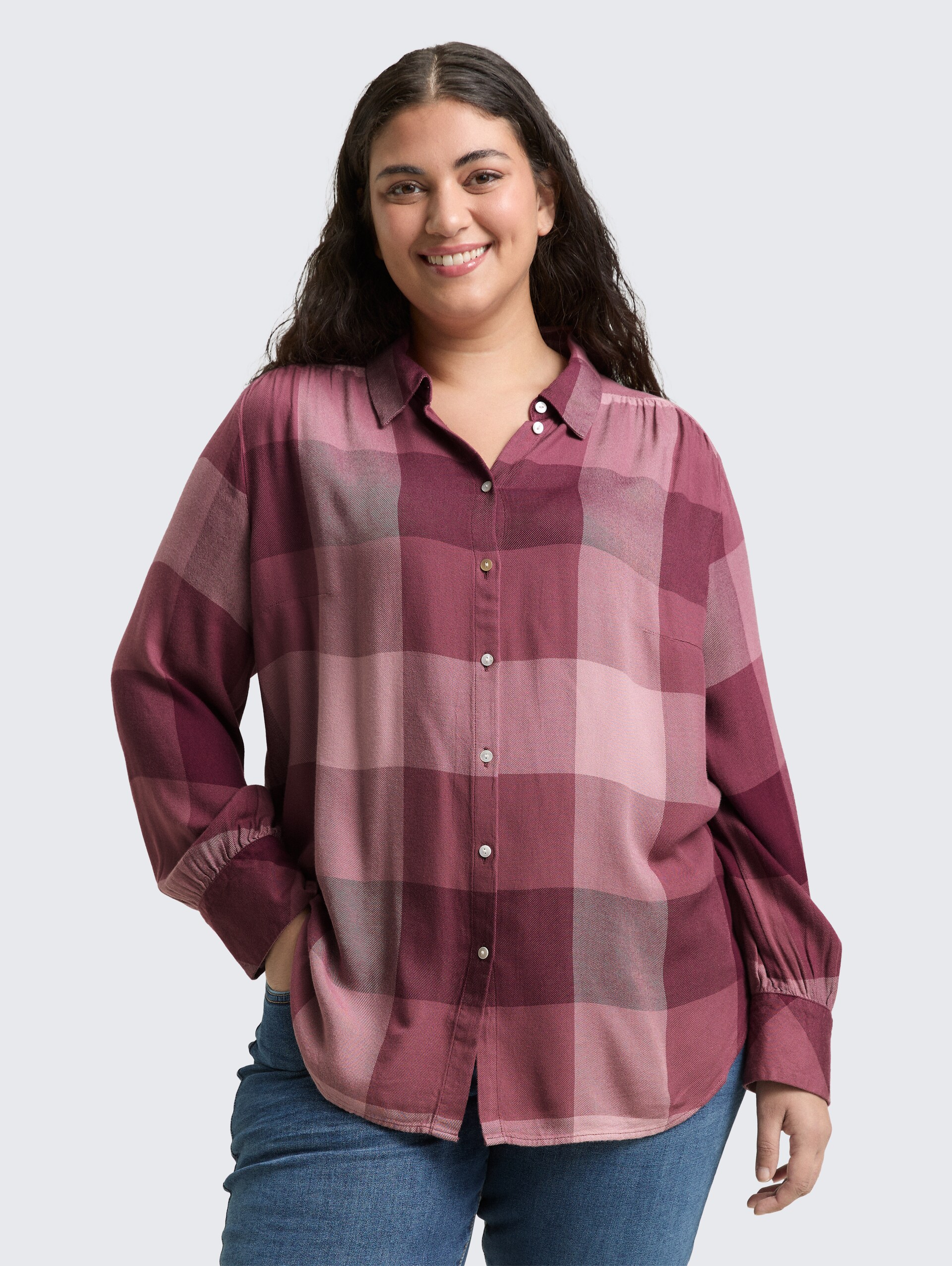 Plus Size - Hemdbluse mit Karomuster - berry rose check - Ausschnitt Model-Vorderansicht