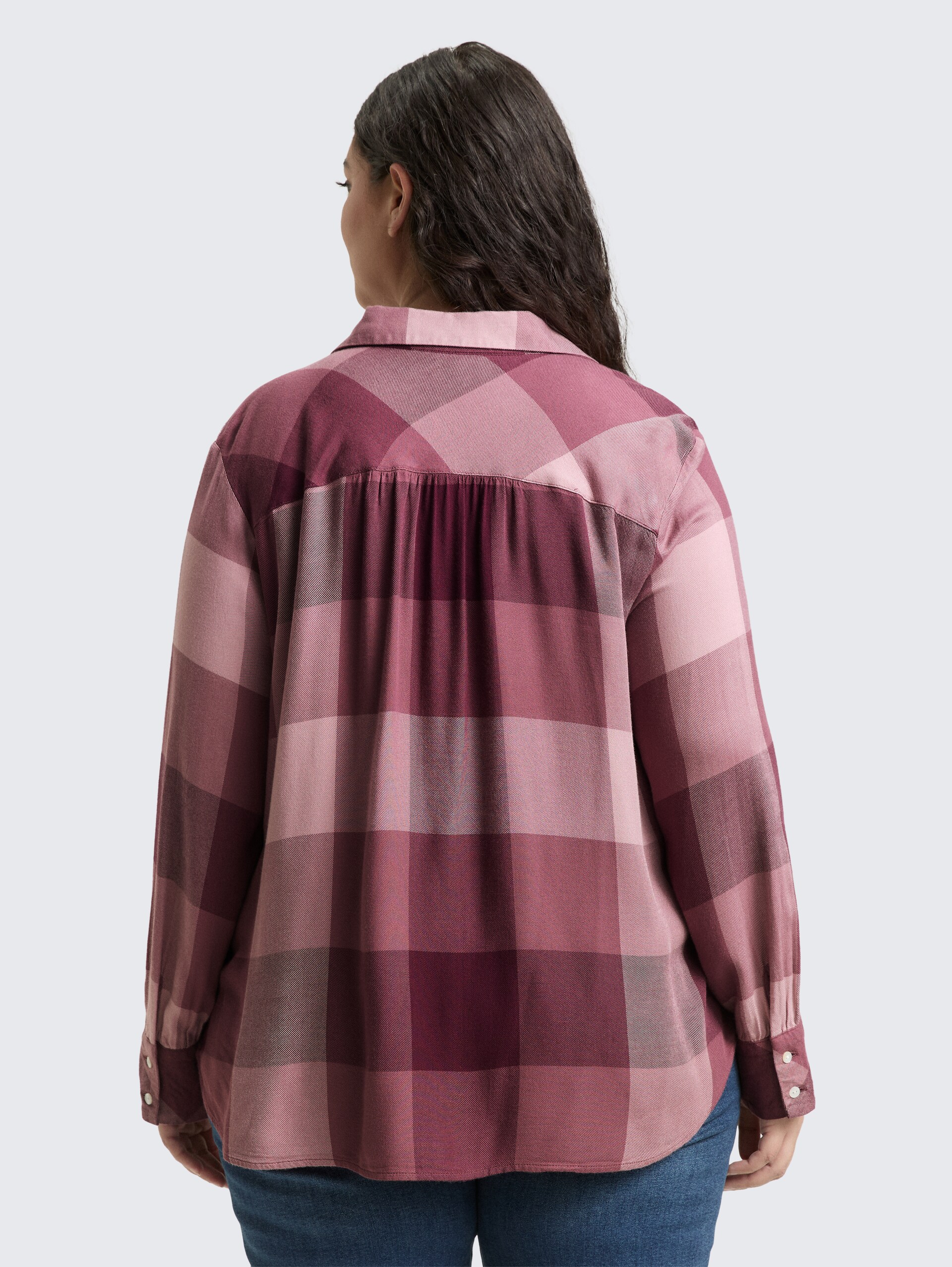 Plus Size - Hemdbluse mit Karomuster - berry rose check - Auschnitt Model-Rückansicht