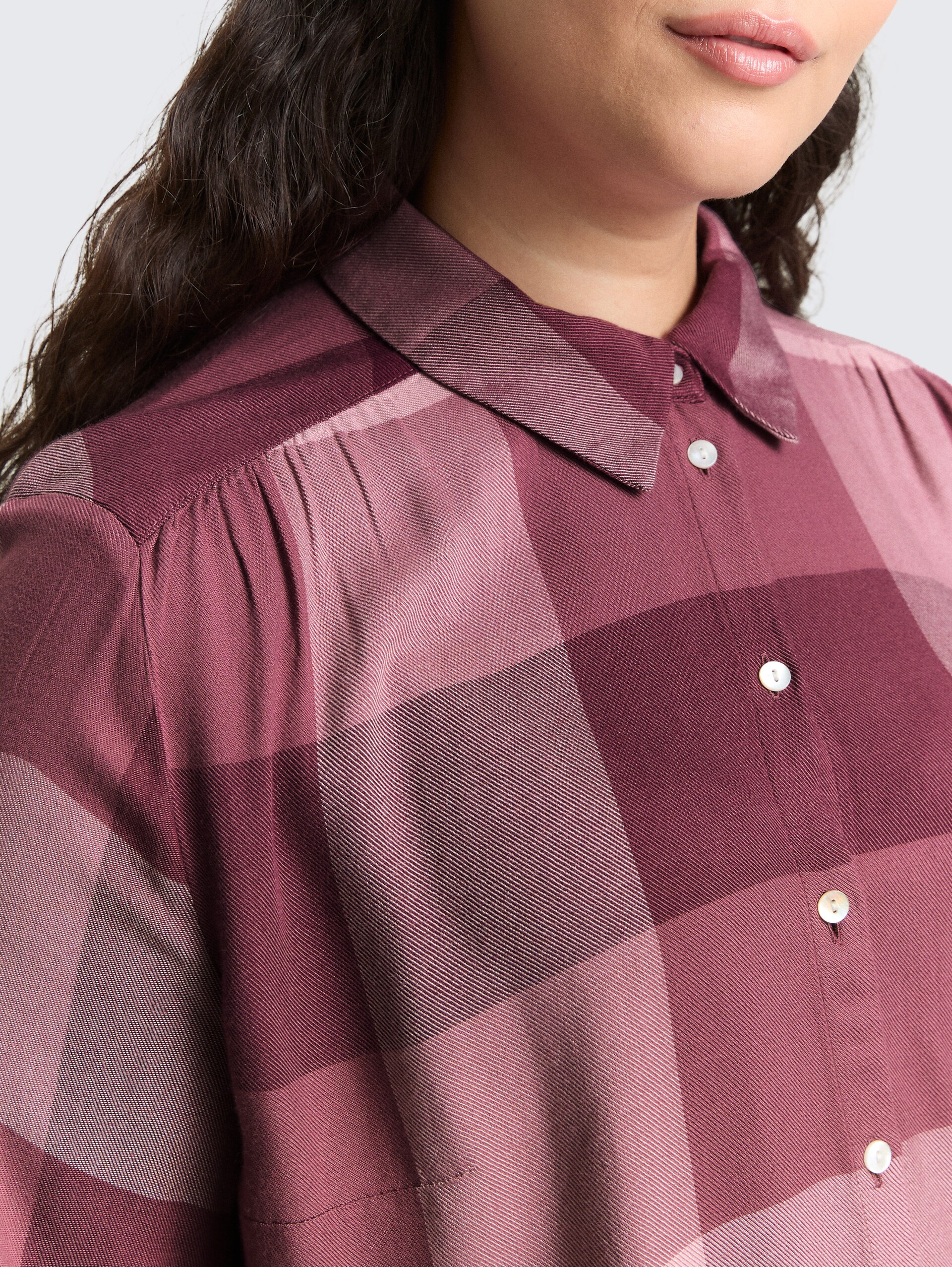 Plus Size - Hemdbluse mit Karomuster - berry rose check - Detail-Model-Ansicht
