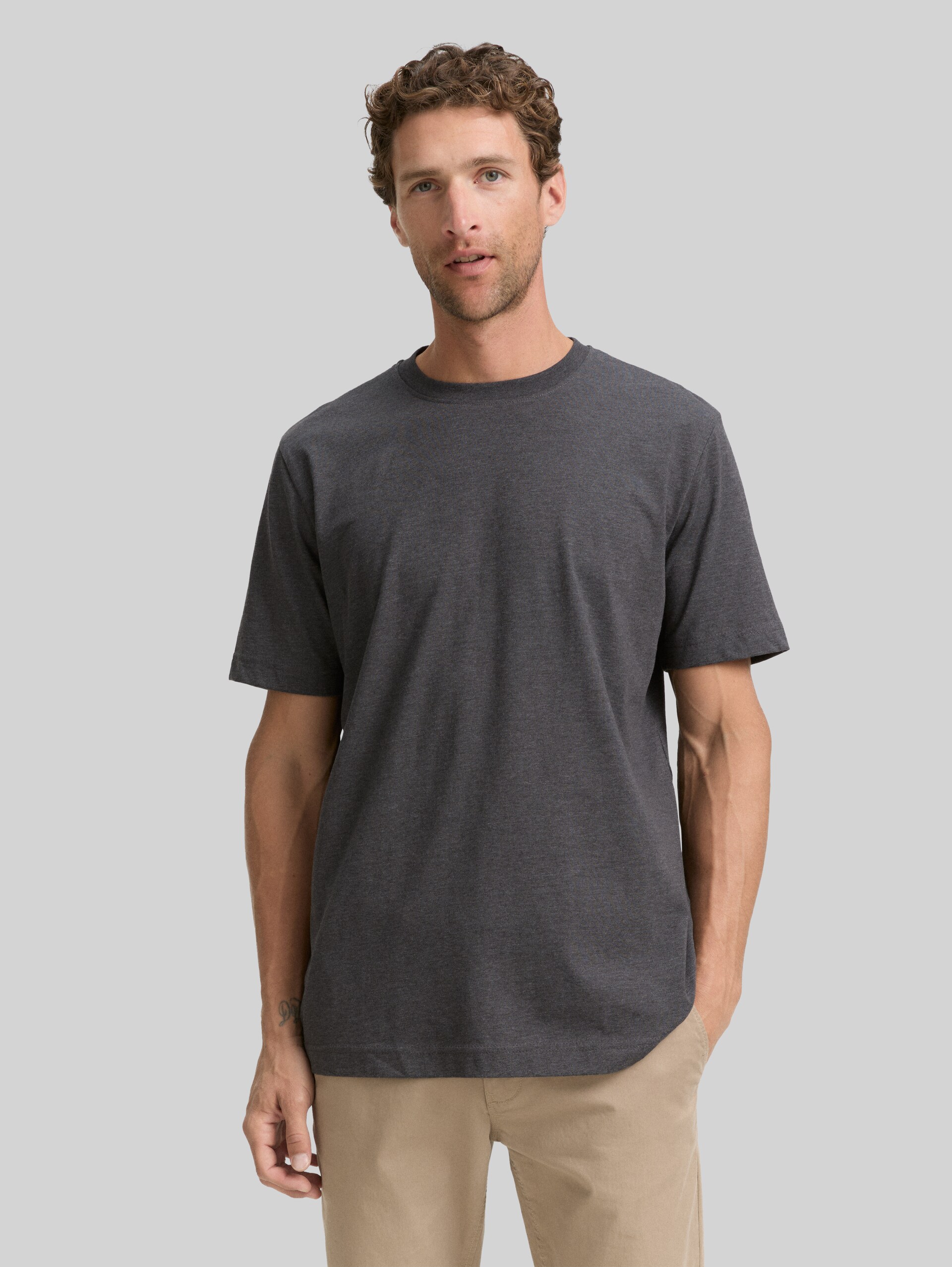 Cotton T-shirts in a 2-pack - Dark Grey Melange - Neckline model front view