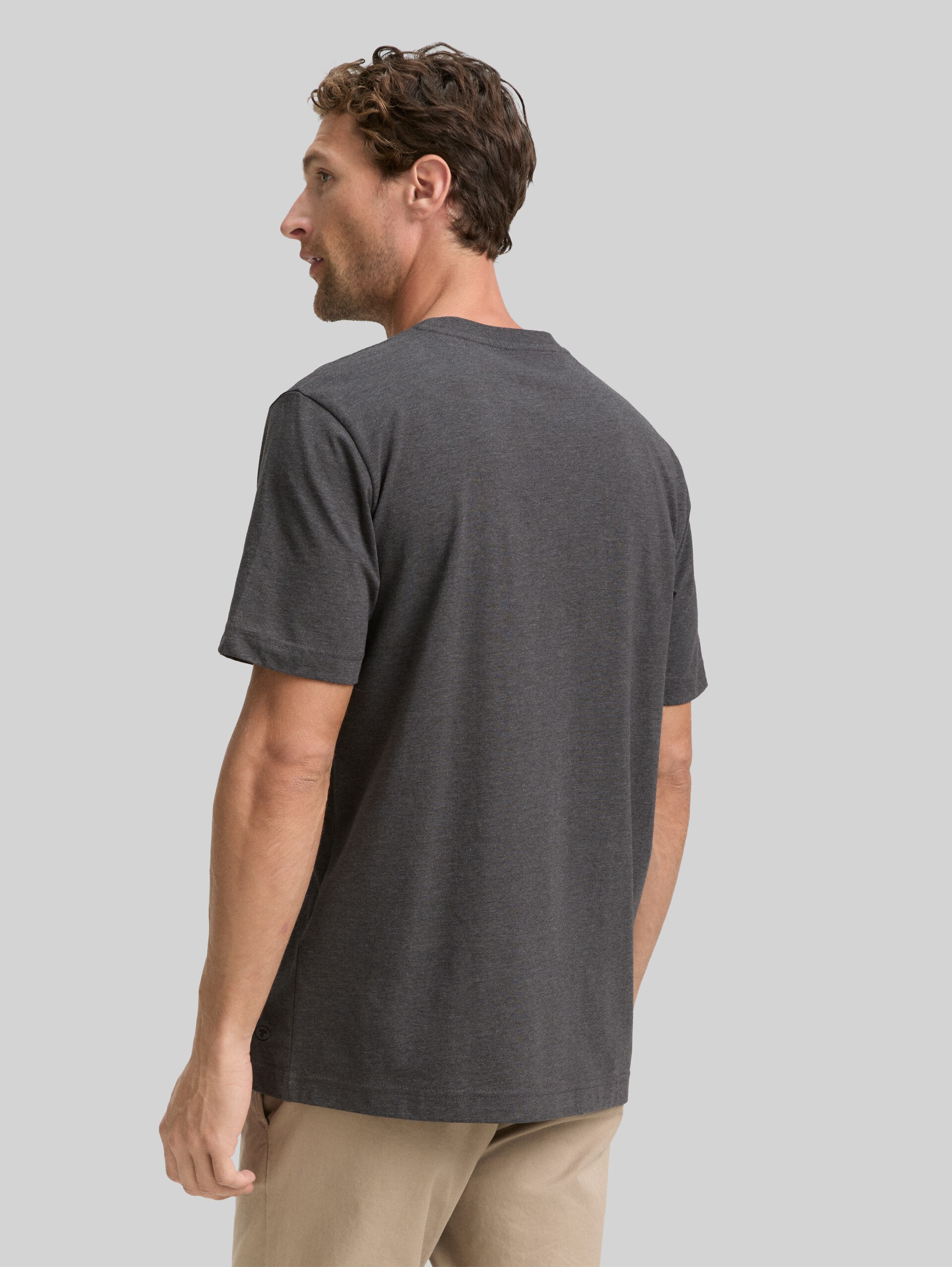 Cotton T-shirts in a 2-pack - Dark Grey Melange - Neckline model-back view
