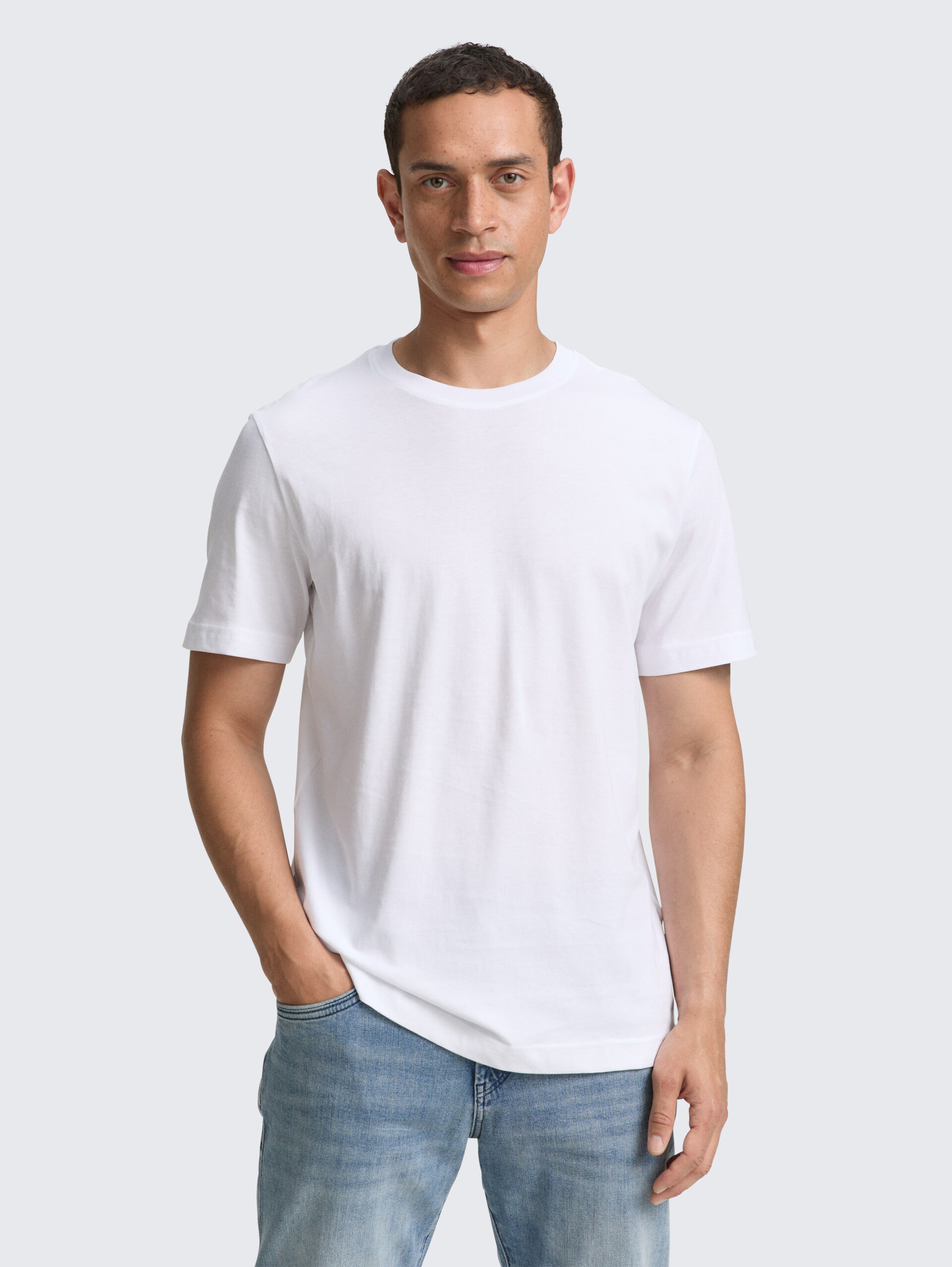 T-Shirts aus Baumwolle im 2er-Pack - White 2 - Ausschnitt Model-Vorderansicht