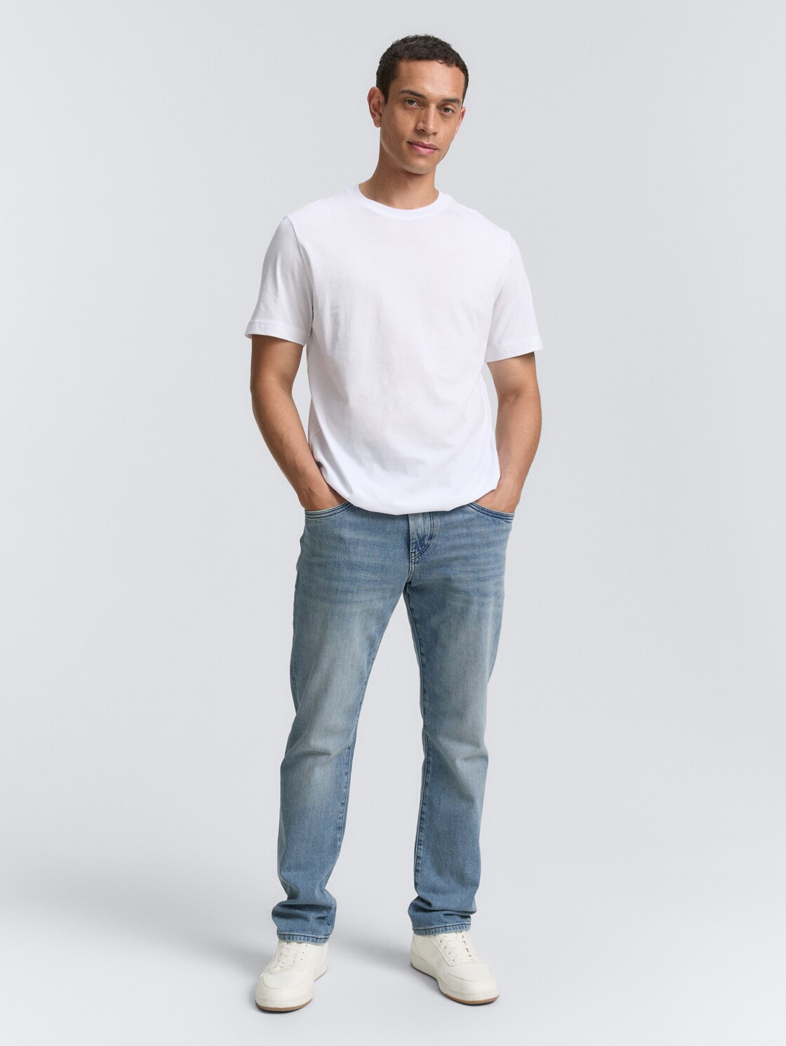 T-Shirts aus Baumwolle im 2er-Pack - White 2 - Model-Vorderansicht