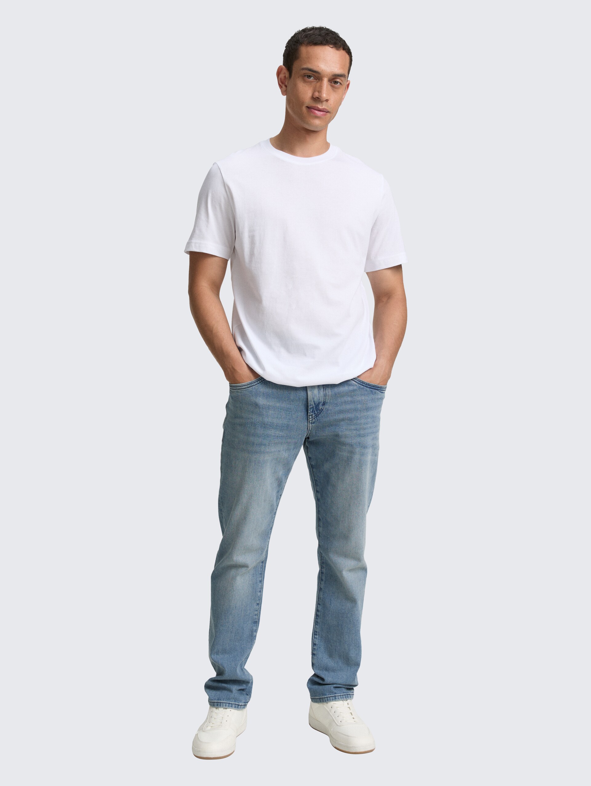 T-Shirts aus Baumwolle im 2er-Pack - White 2 - Model-Vorderansicht