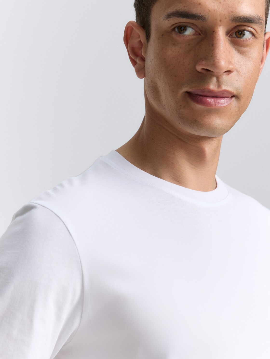 T-Shirts aus Baumwolle im 2er-Pack - White 2 - Detail-Model-Ansicht