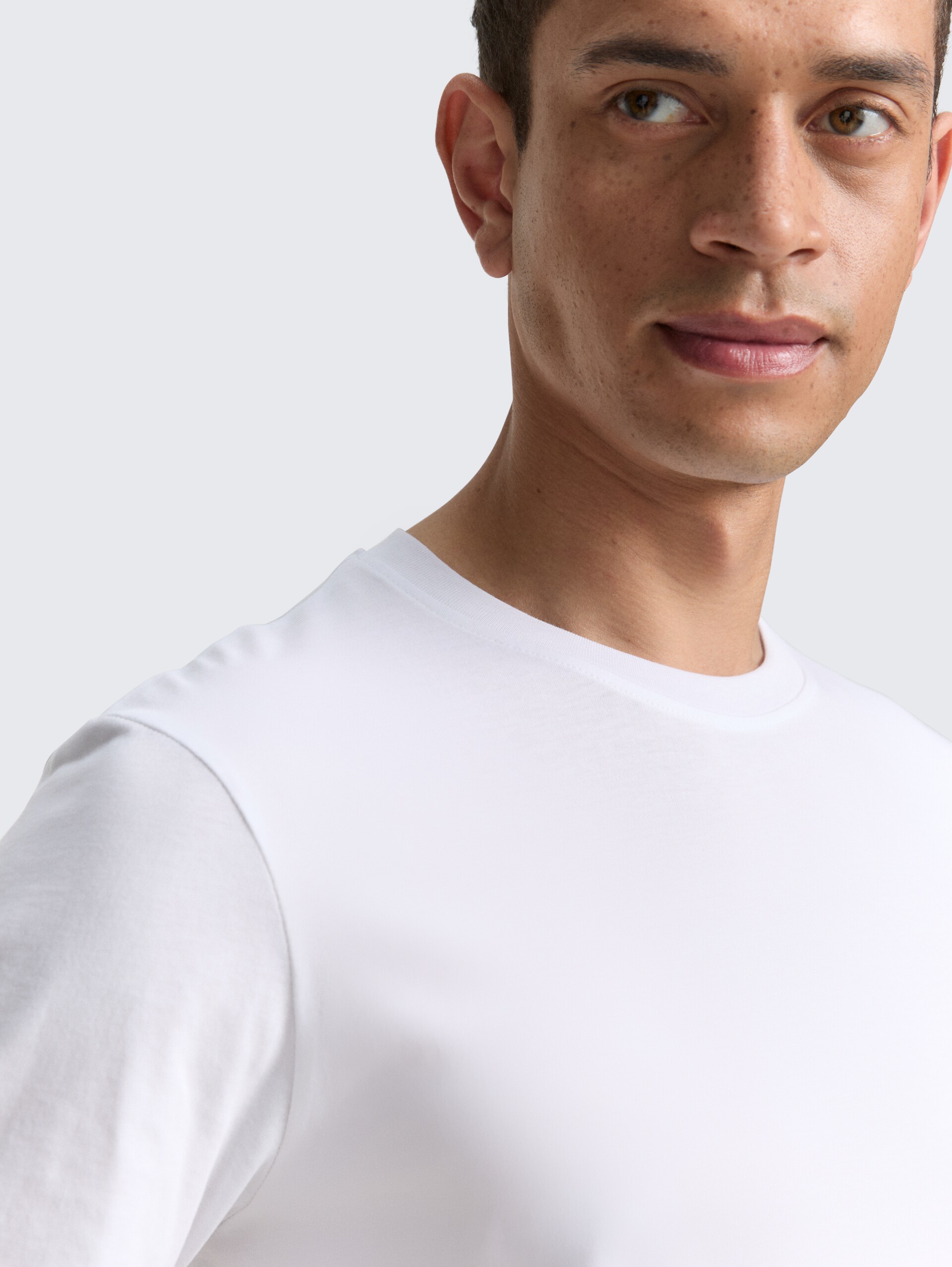 T-Shirts aus Baumwolle im 2er-Pack - White 2 - Detail-Model-Ansicht