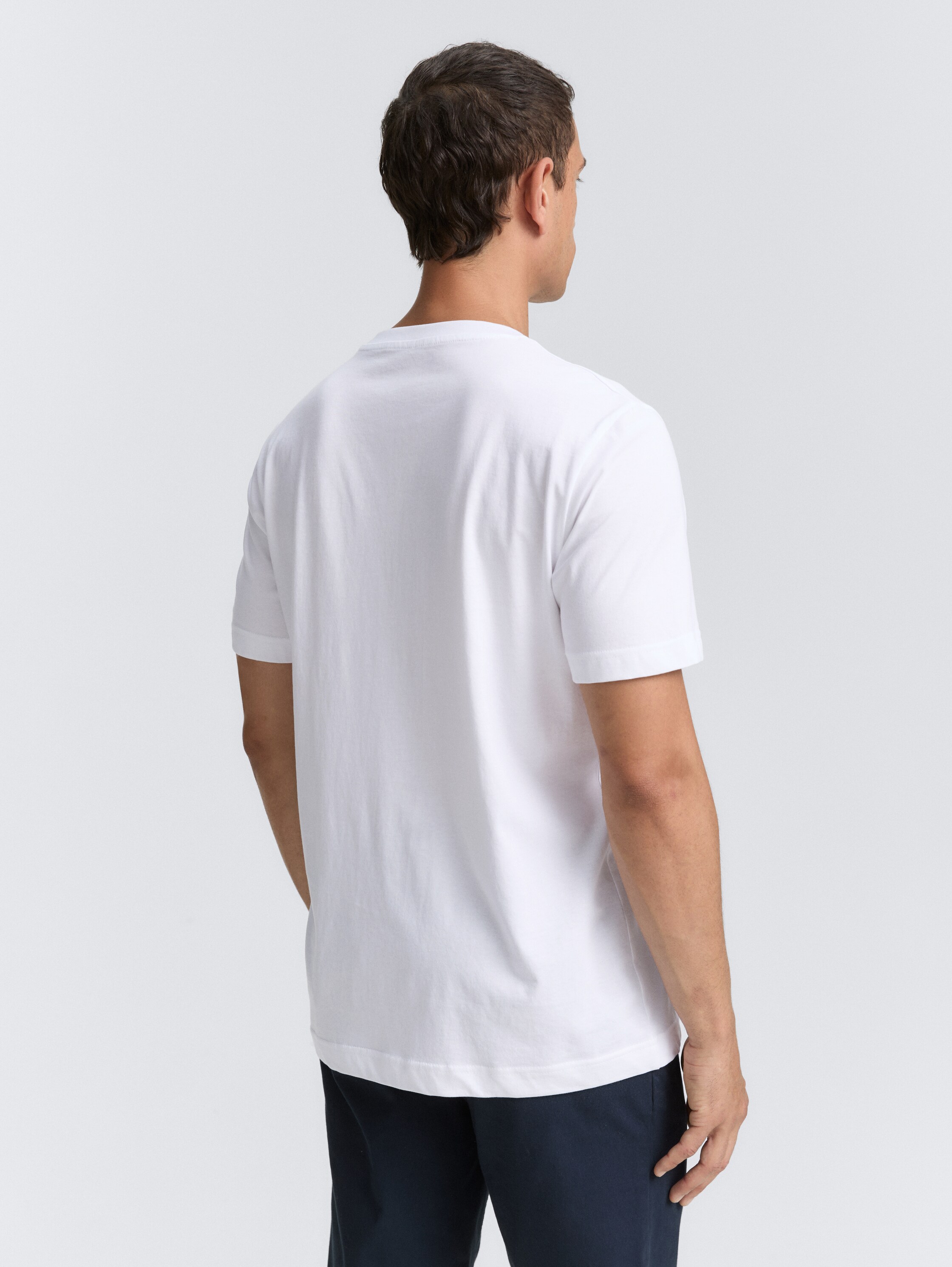 T-Shirts aus Baumwolle im 2er-Pack - White - Auschnitt Model-Rückansicht