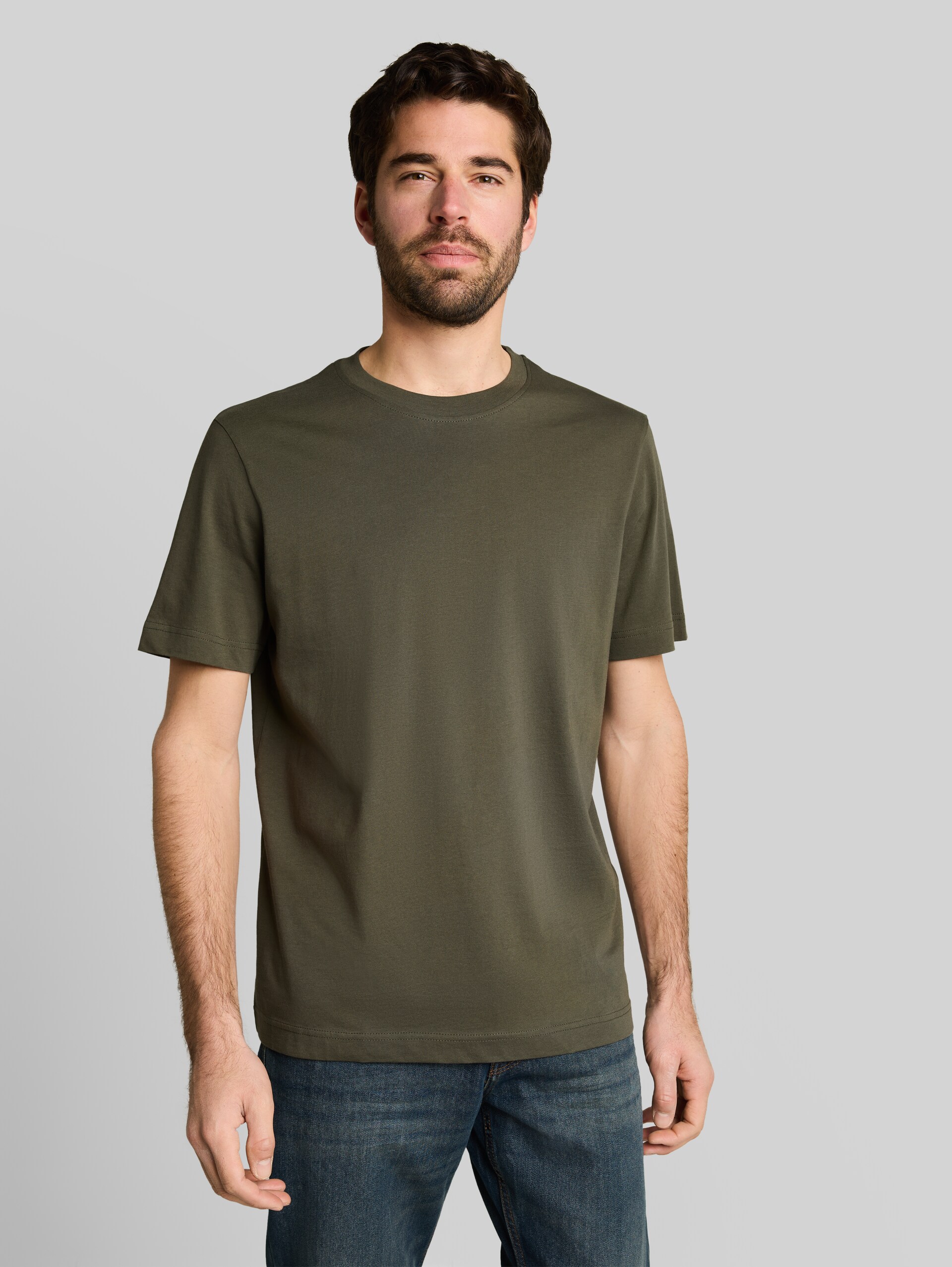 Katoenen T-shirts in een set van 2 - deep leaf green - Nek model vooraanzicht
