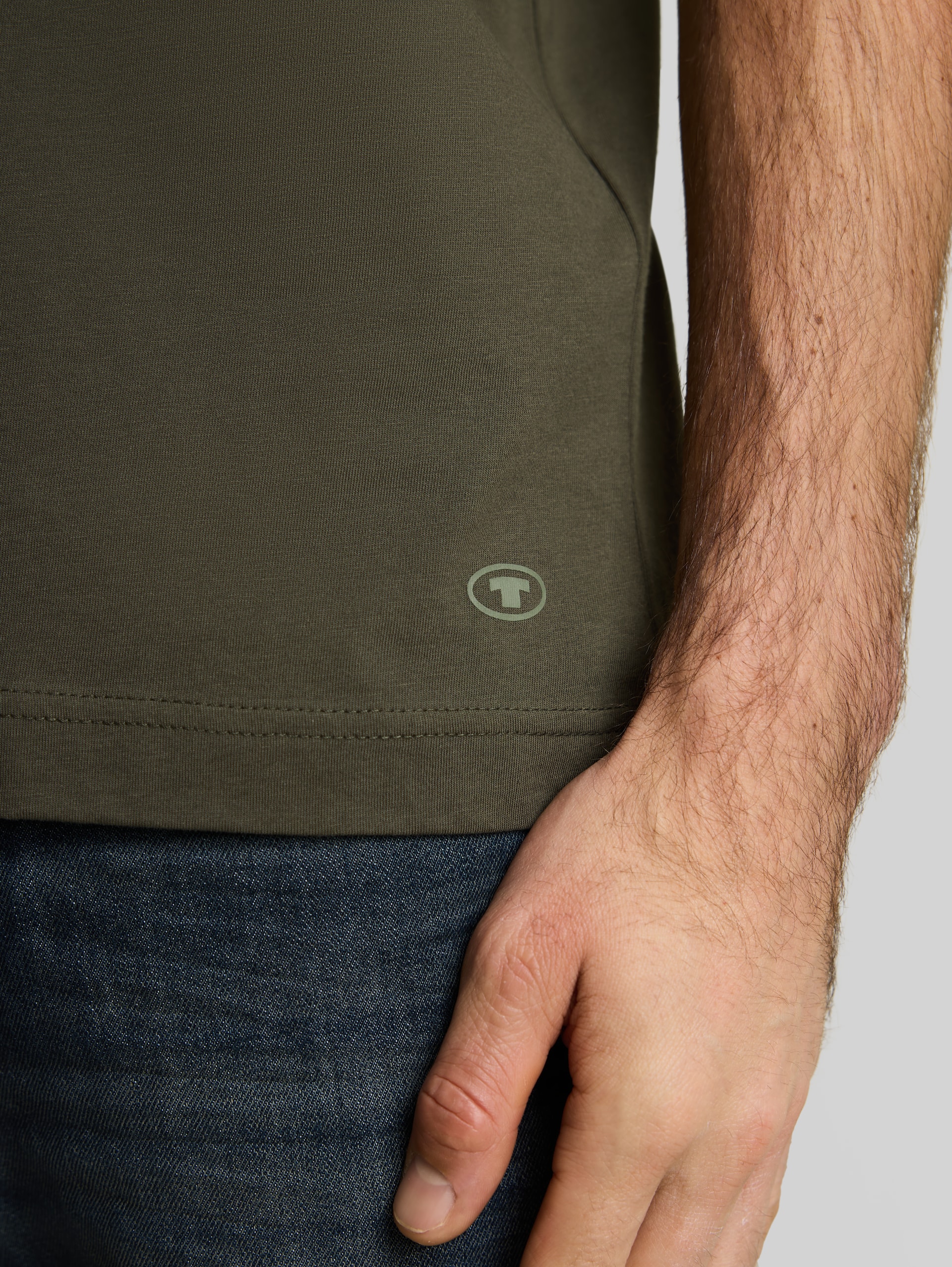Katoenen T-shirts in een set van 2 - deep leaf green - Detailaanzicht model