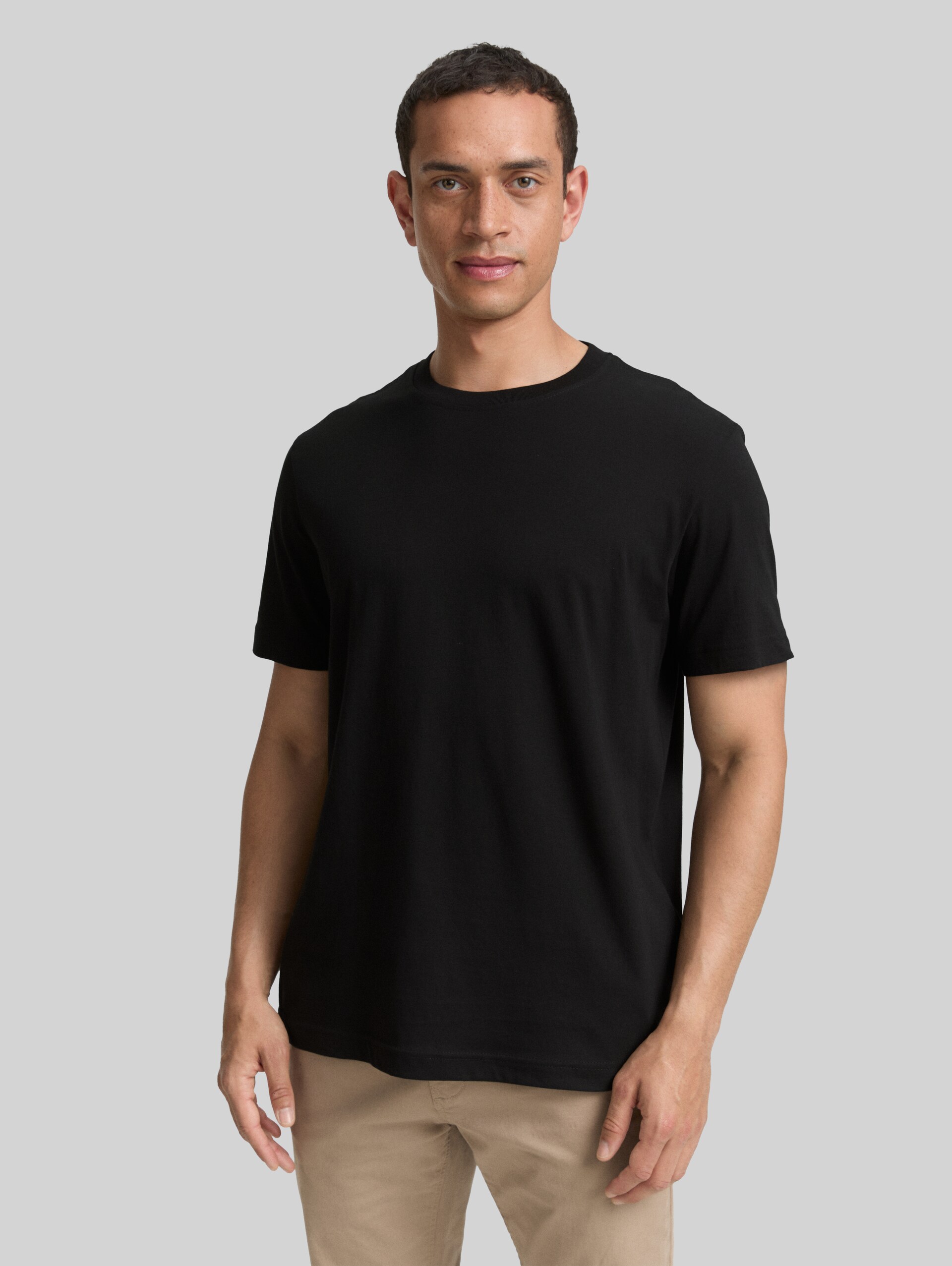 Cotton T-shirts in a 2-pack - Black - Neckline model front view