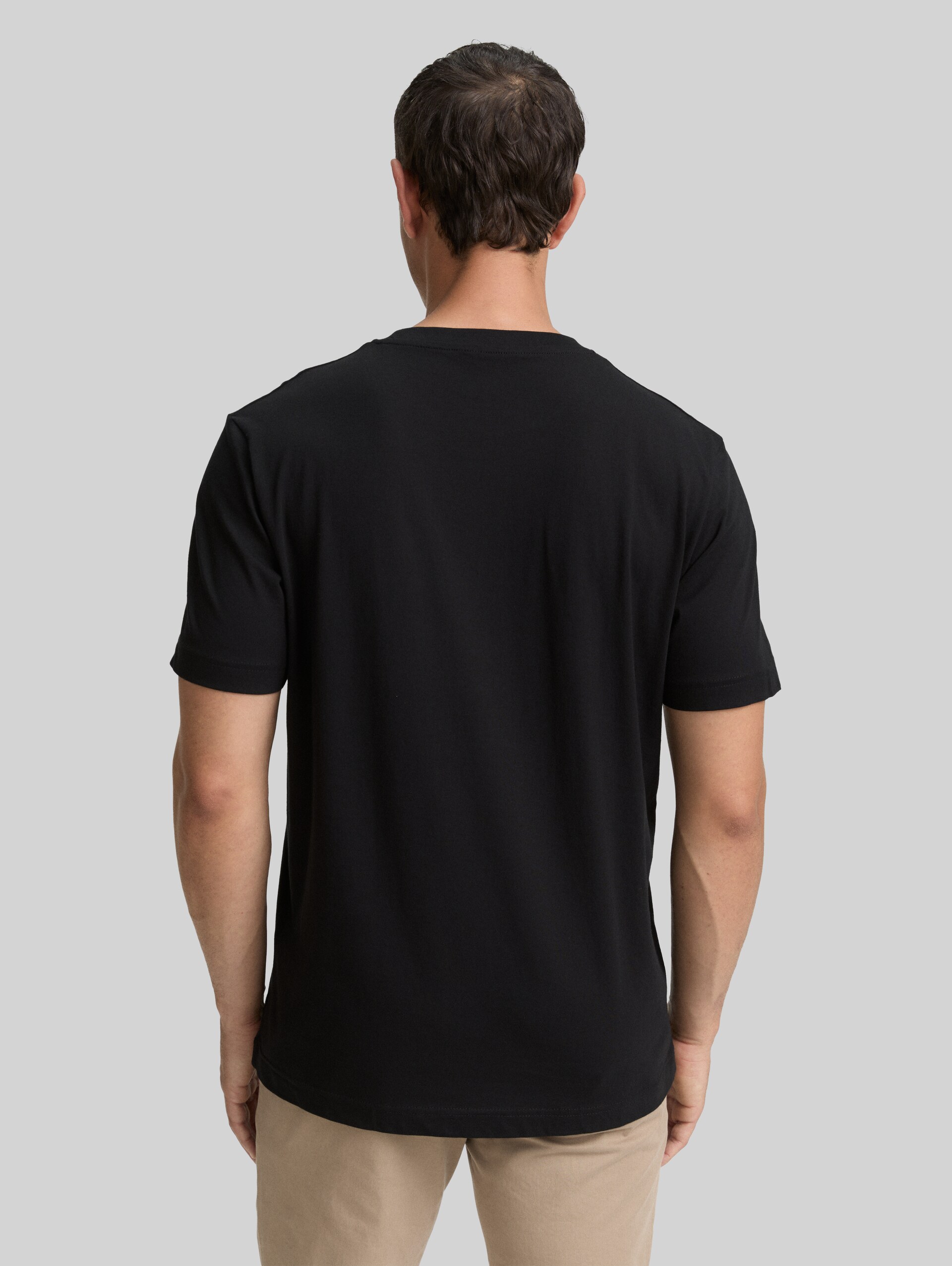 Cotton T-shirts in a 2-pack - Black - Neckline model-back view