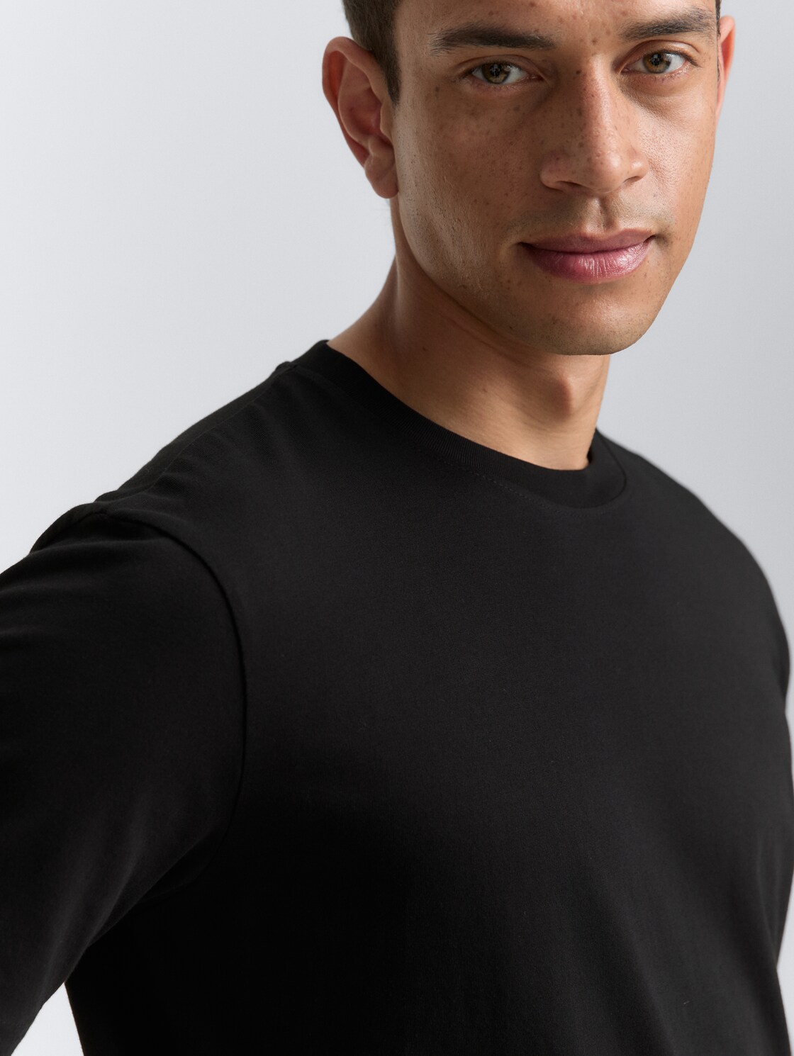 T-Shirts aus Baumwolle im 2er-Pack - Black - Detail-Model-Ansicht
