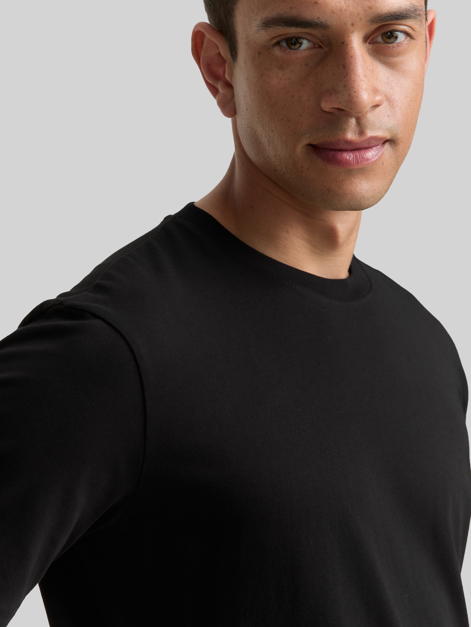 Cotton T-shirts in a 2-pack - Black - Detail model view