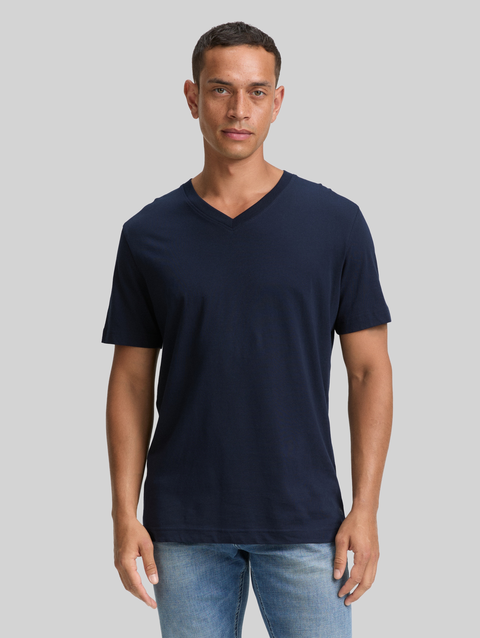 T-shirts à col en V, lot de 2 - sky captain blue - Découpe Vue de face du modèle