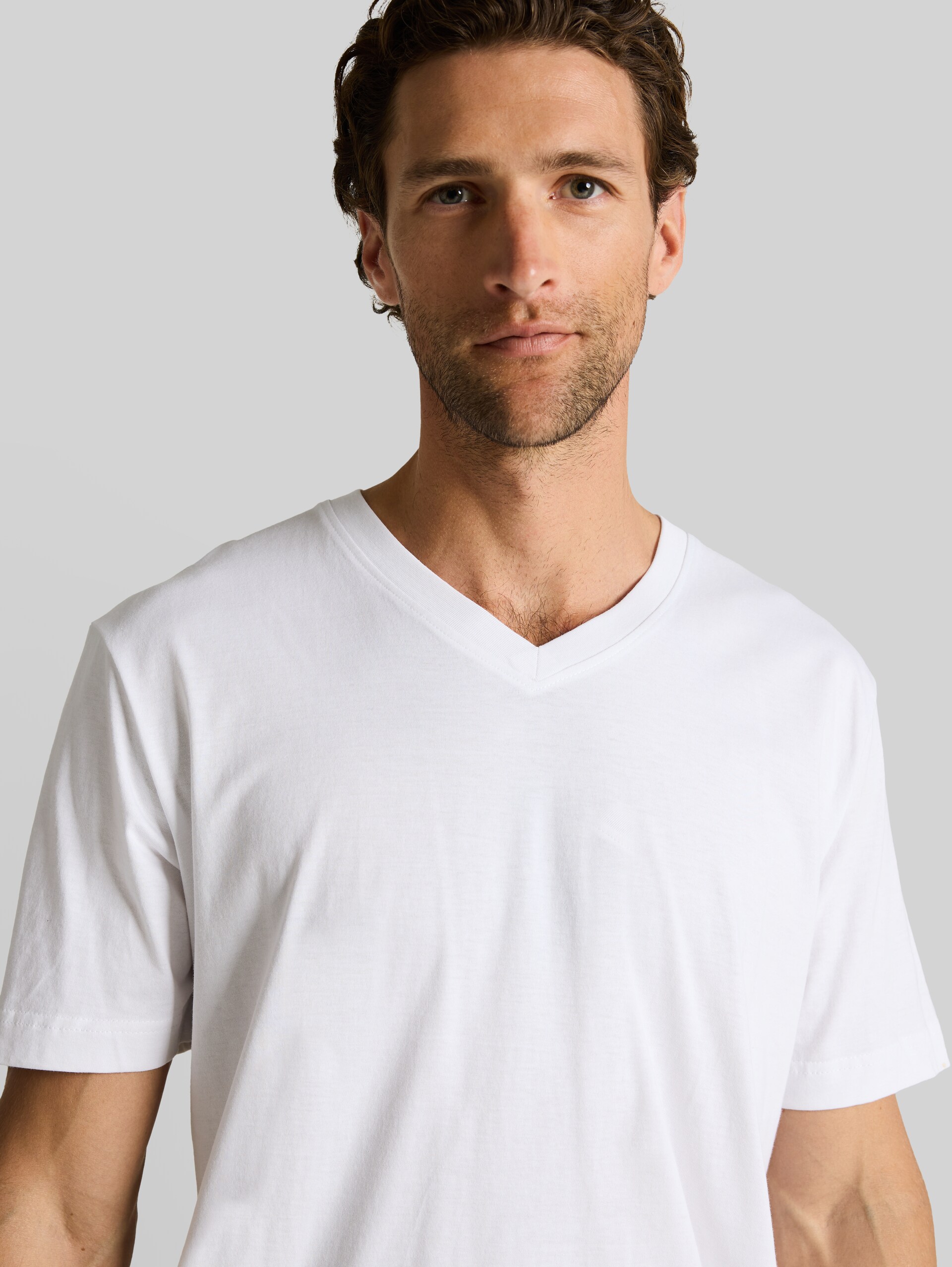V-neck T-shirts in a pack of 2 - White 2 - Detail model view
