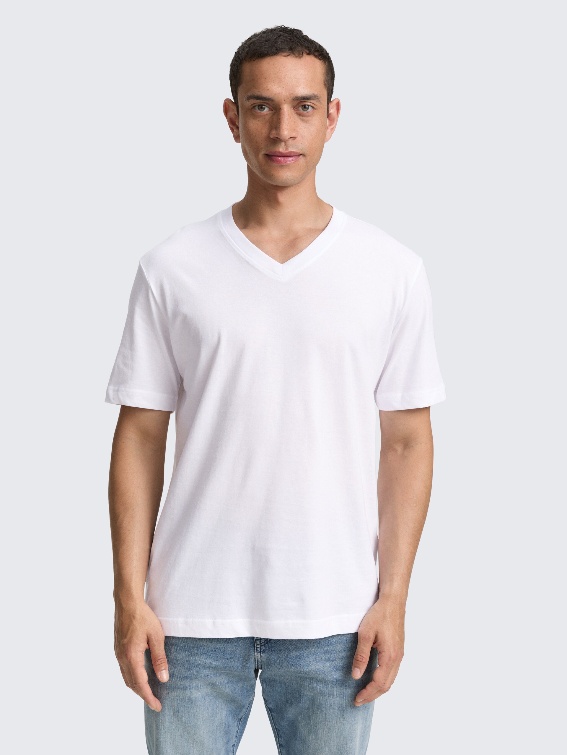 T-Shirts mit V-Ausschnitt im 2er-Pack - White - Ausschnitt Model-Vorderansicht