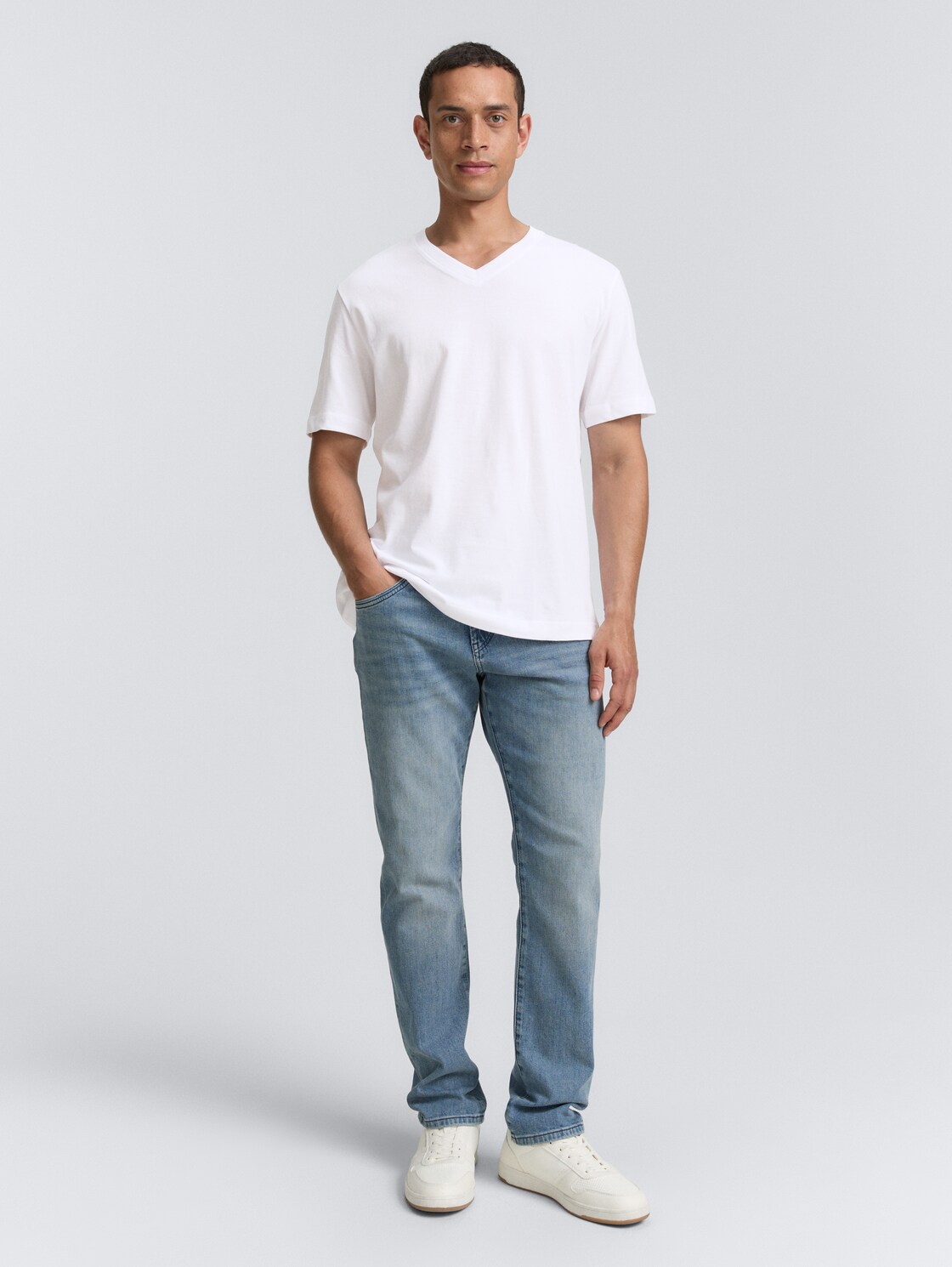 T-Shirts mit V-Ausschnitt im 2er-Pack - White - Model-Vorderansicht