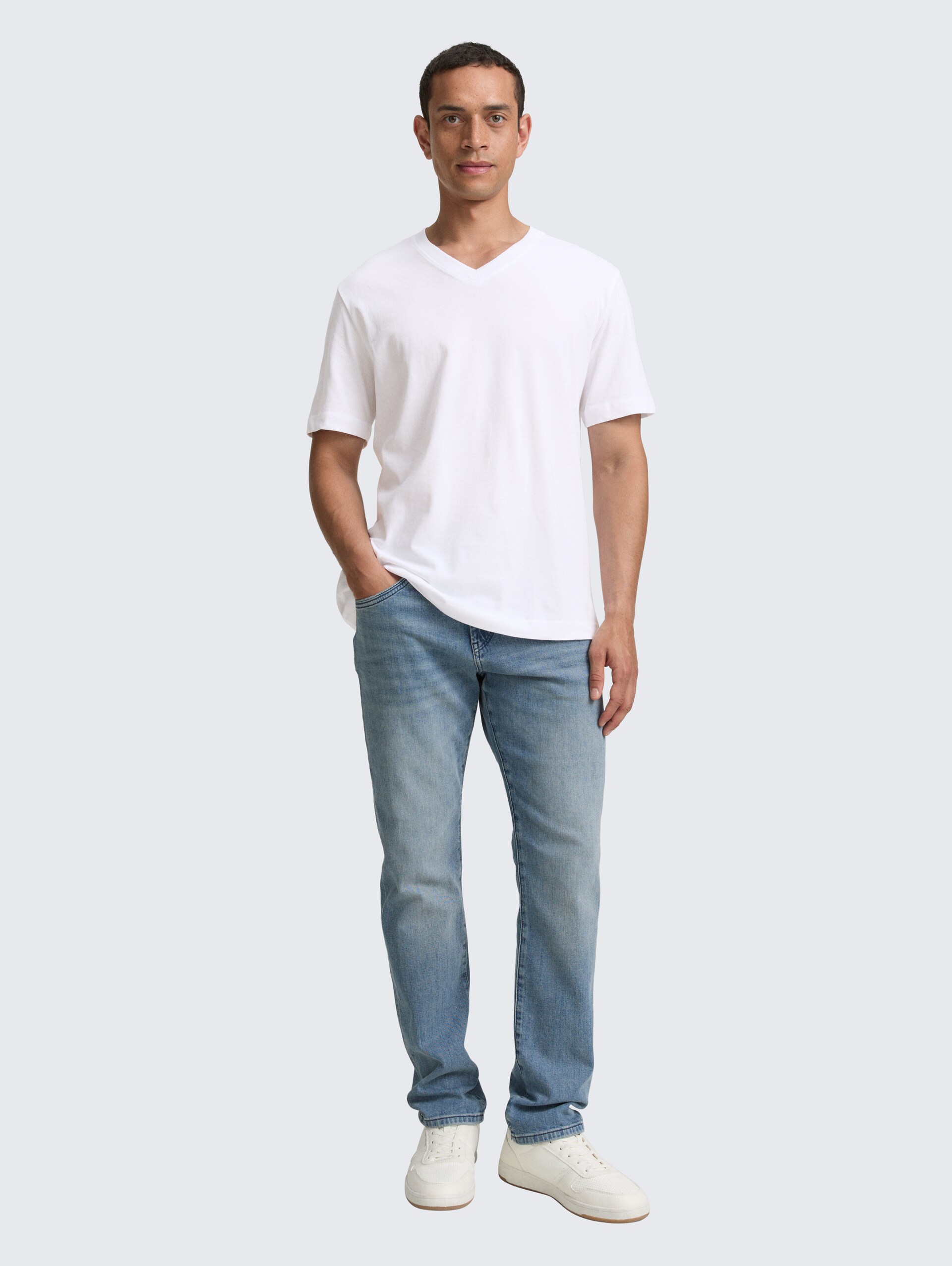 T-Shirts mit V-Ausschnitt im 2er-Pack - White - Model-Vorderansicht