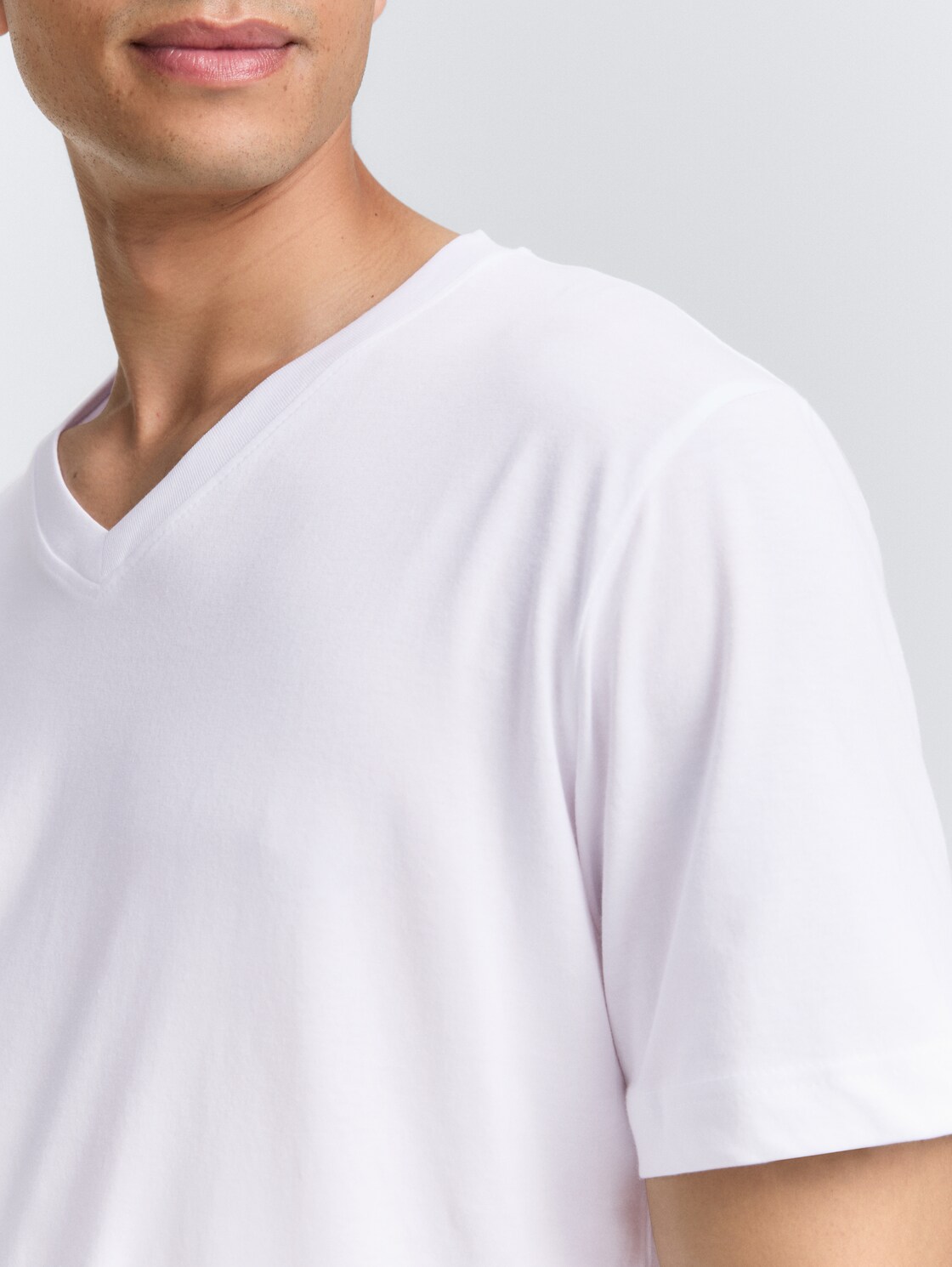 T-Shirts mit V-Ausschnitt im 2er-Pack - White - Detail-Model-Ansicht