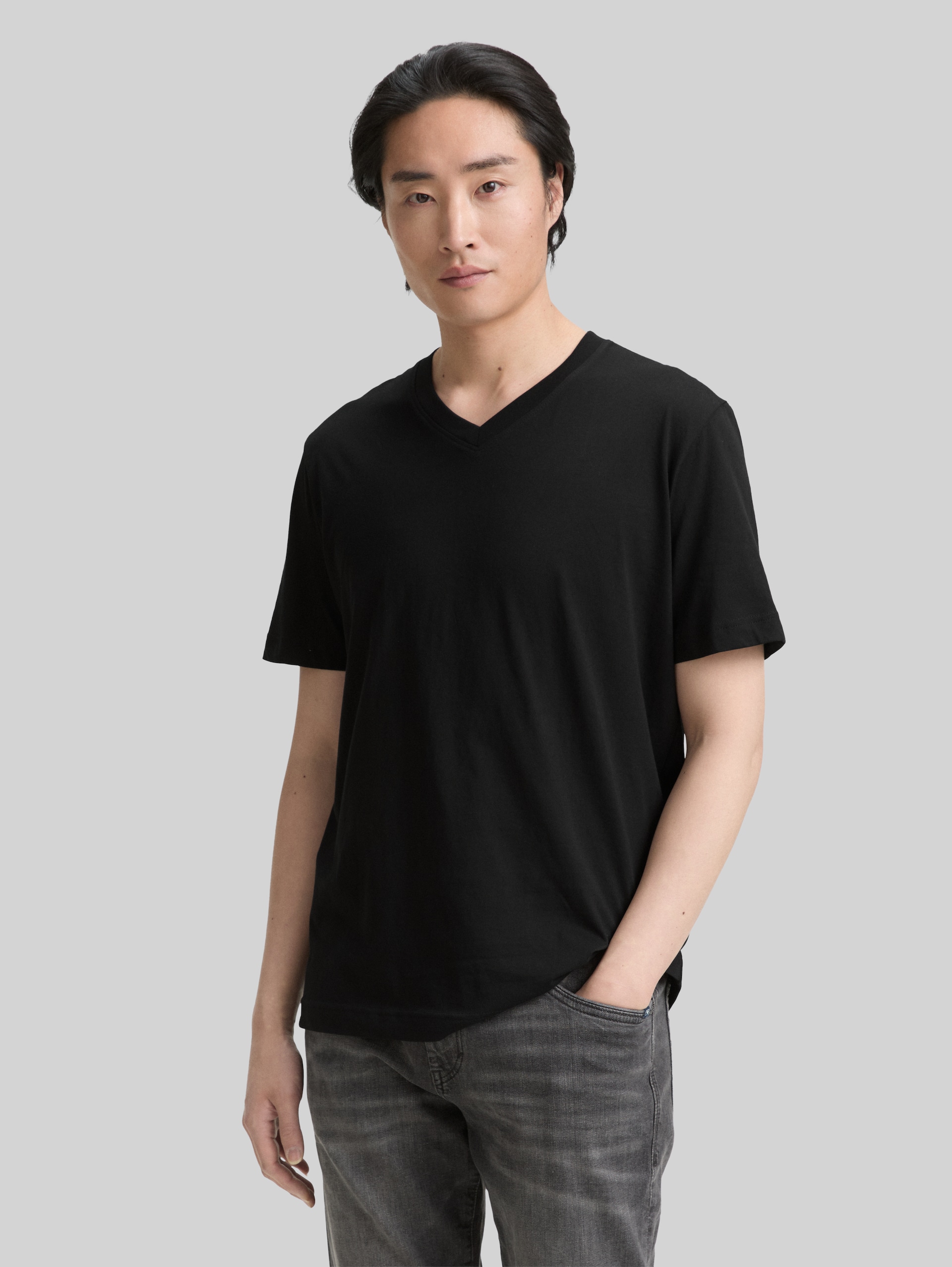 T-Shirts mit V-Ausschnitt im 2er-Pack - Black - Ausschnitt Model-Vorderansicht